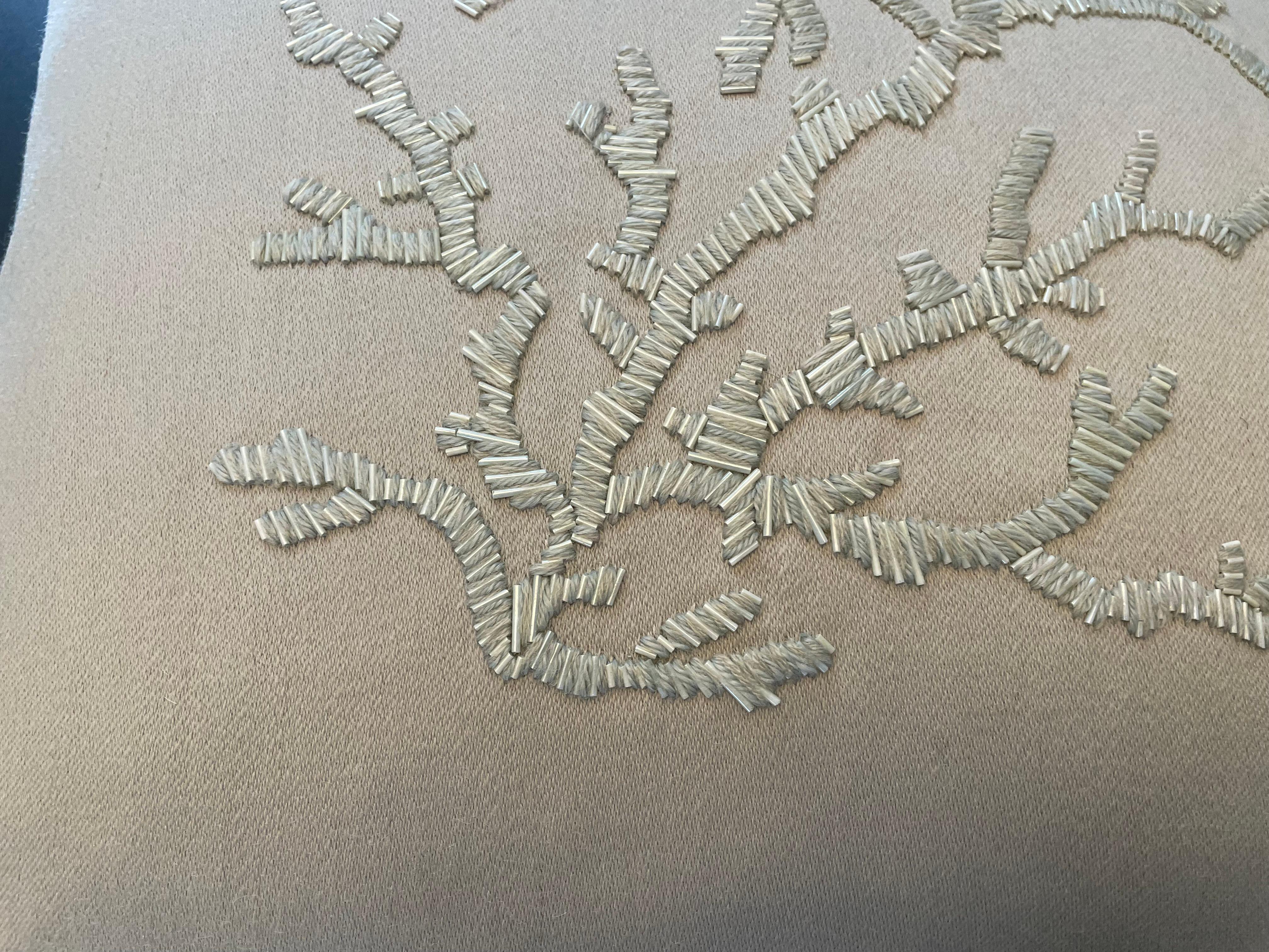Ce Design/One contemporain est créé par une broderie fine et délicate à la main, à l'aide de fil de laine et de perles.
Le tissu de base est un sergé de laine de couleur Sage - les matériaux de la broderie sont assortis à la couleur du tissu.

Nous