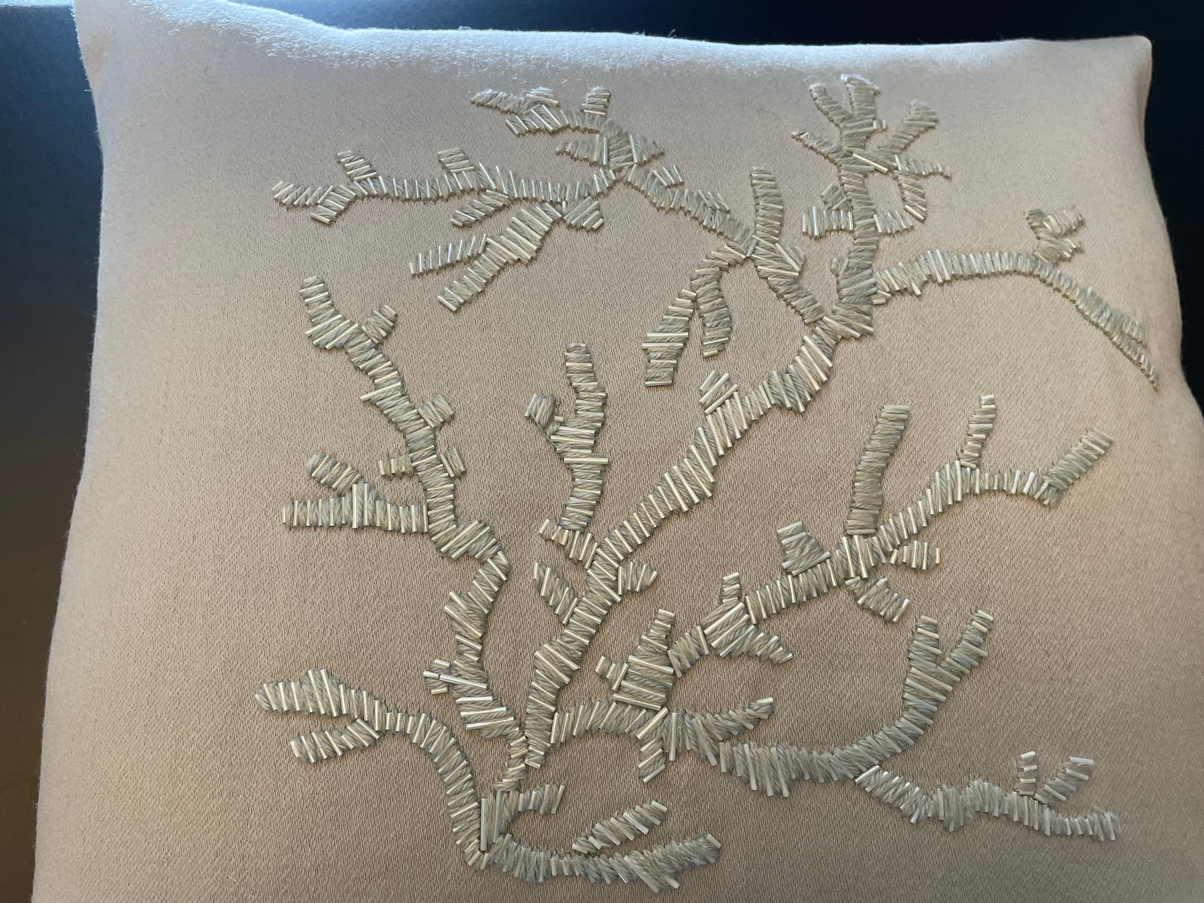 Organique Coussin contemporain Design/One brodé à la main avec de la laine et des perles Couleur Sage en vente