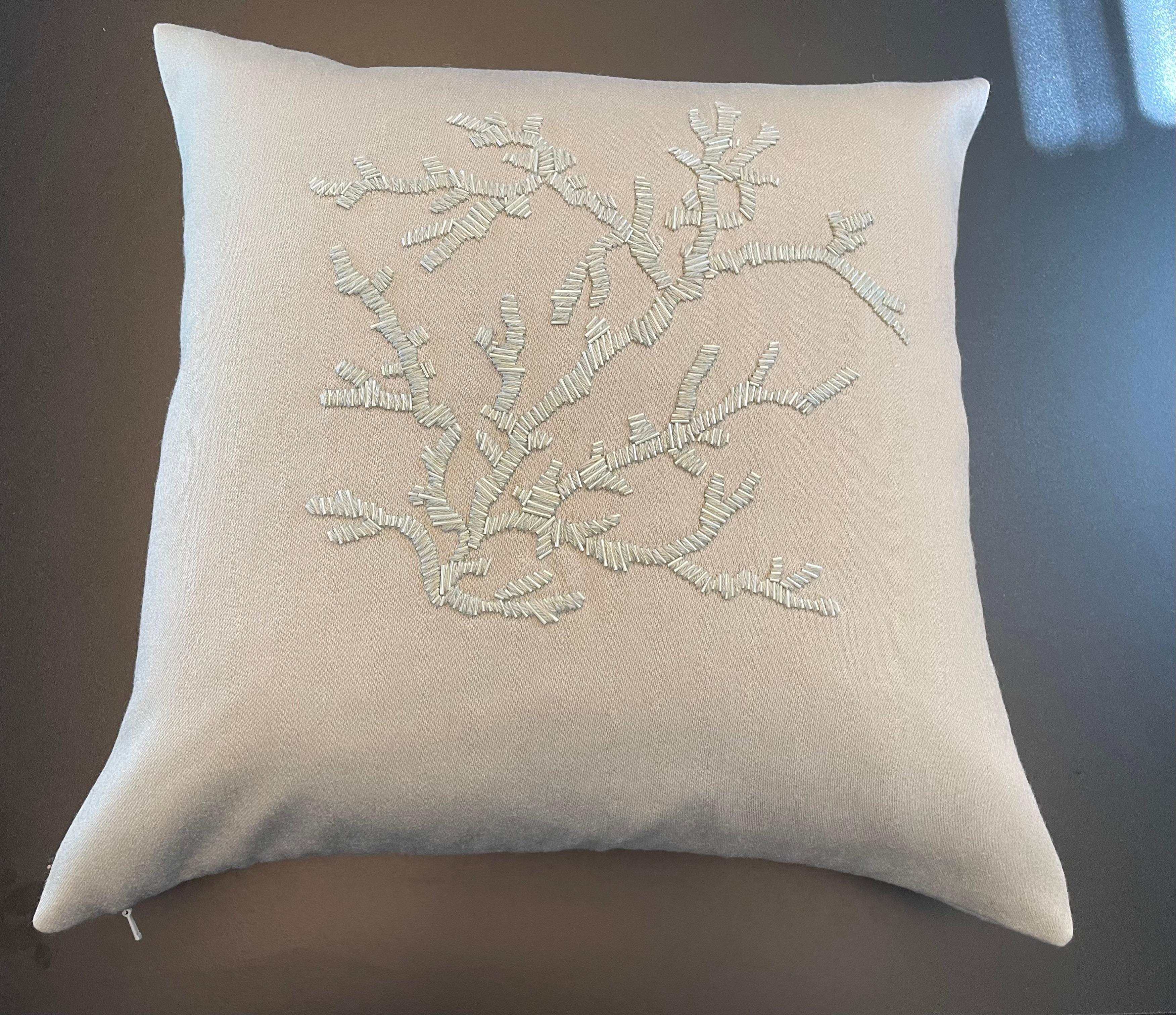 Allemand Coussin contemporain Design/One brodé à la main avec de la laine et des perles Couleur Sage en vente