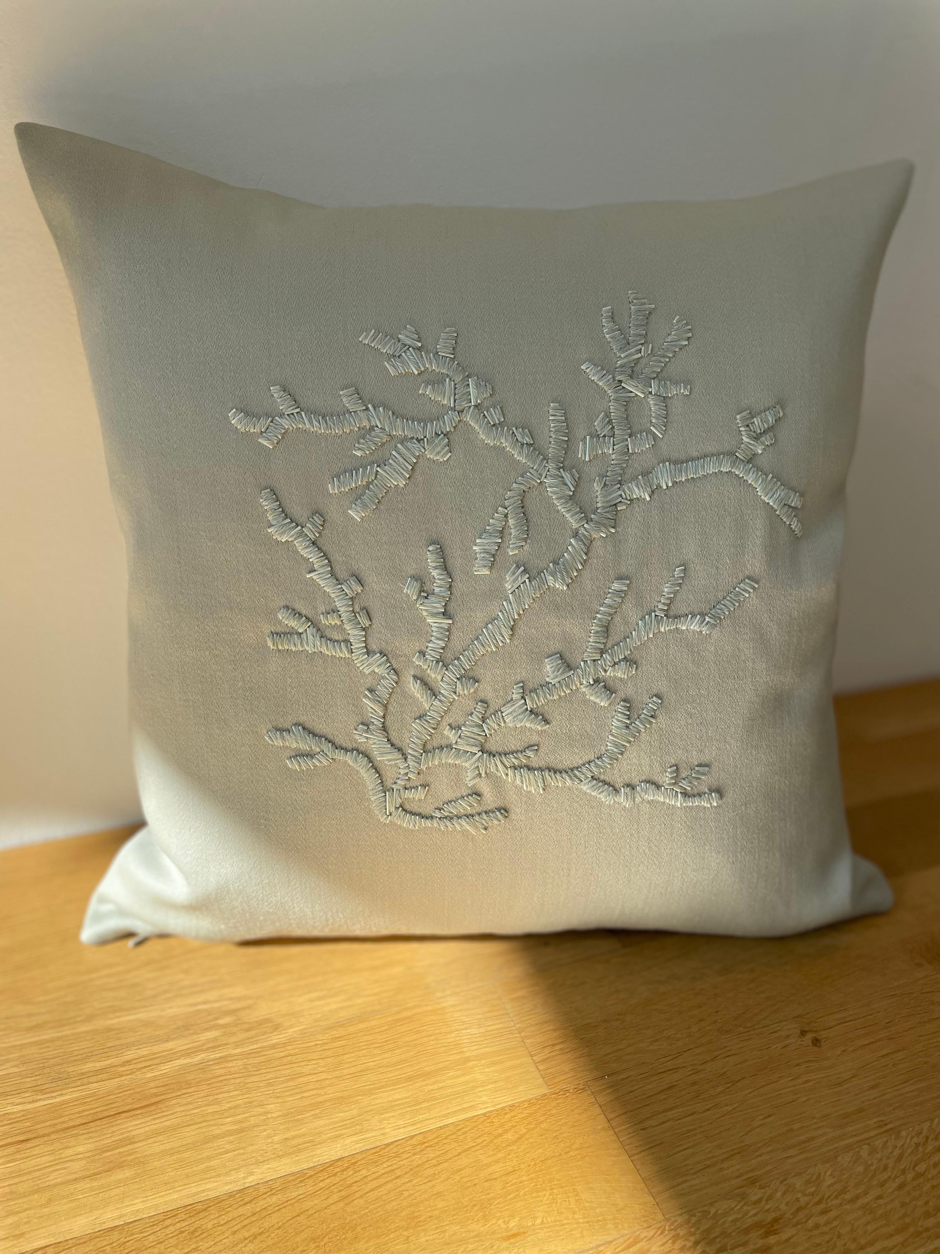 Brodé Coussin contemporain Design/One brodé à la main avec de la laine et des perles Couleur Sage en vente
