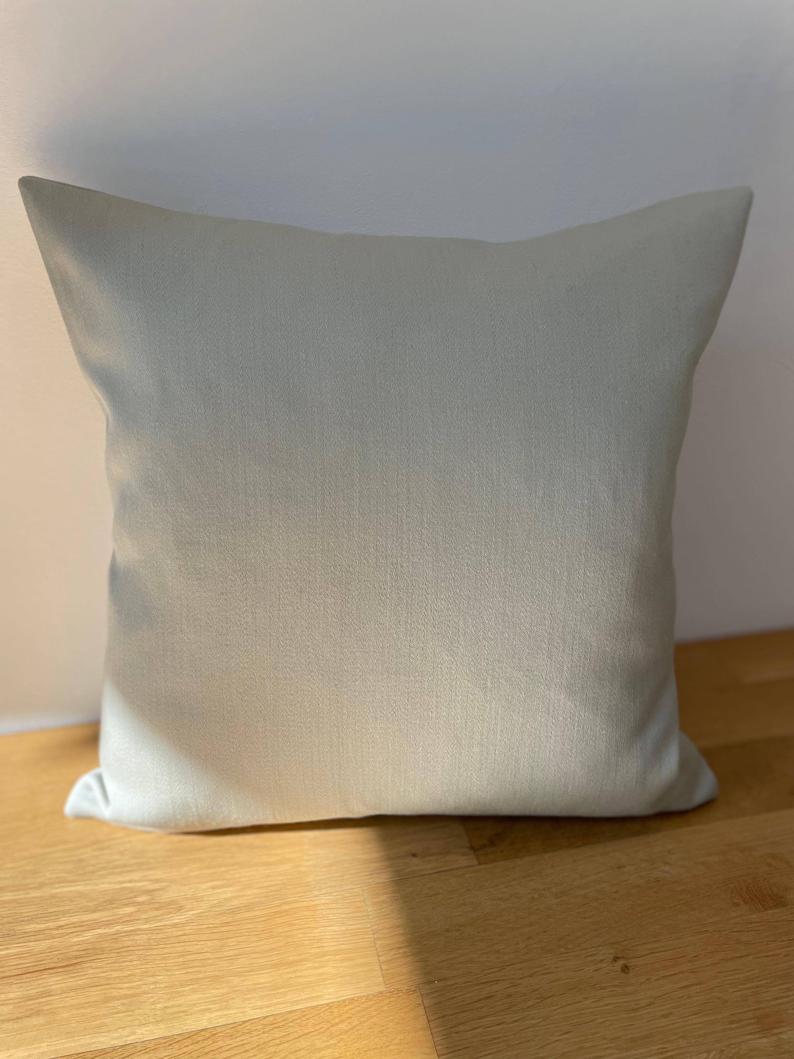 Coussin contemporain Design/One brodé à la main avec de la laine et des perles Couleur Sage Neuf - En vente à Hamburg, DE