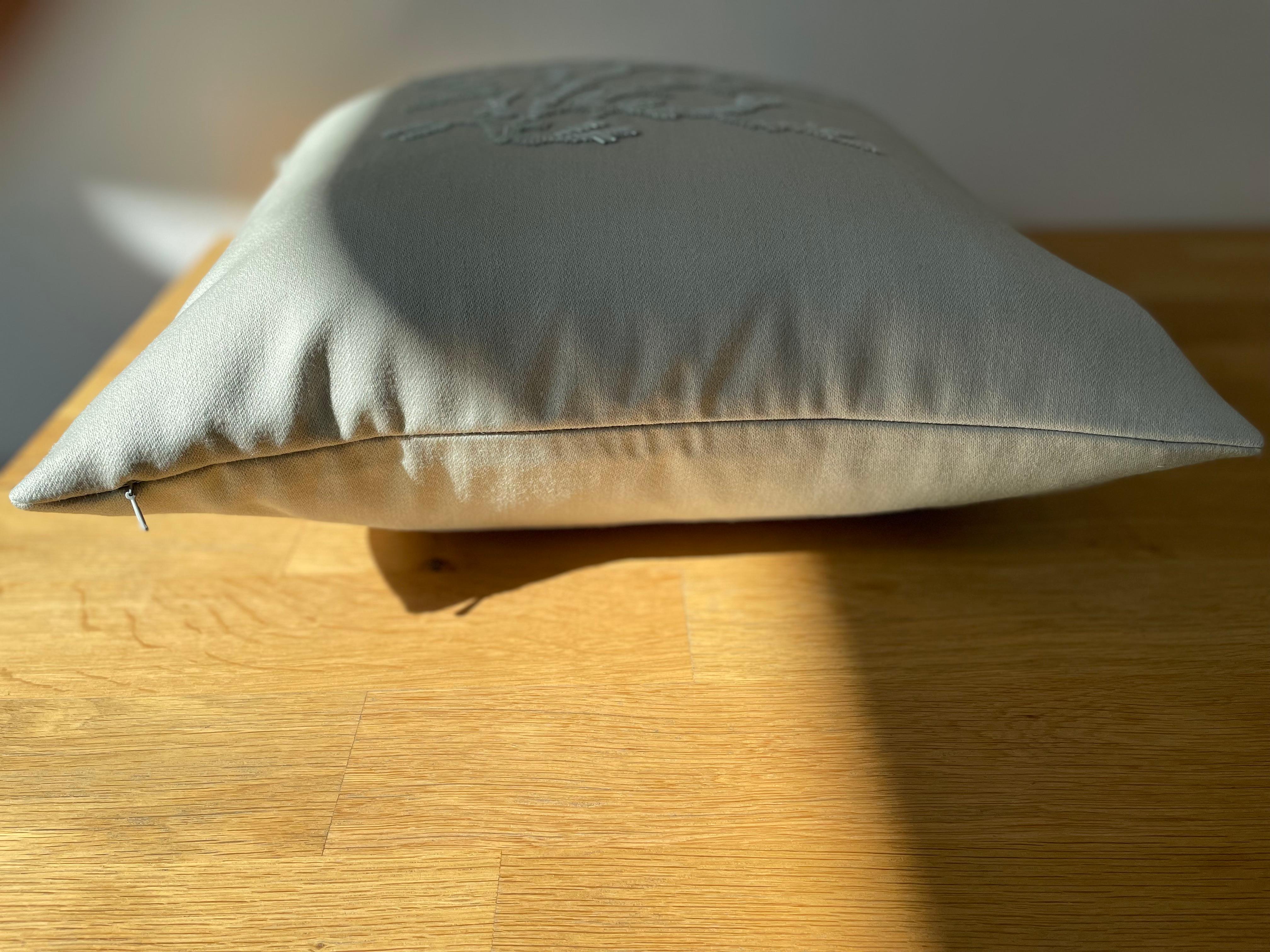 XXIe siècle et contemporain Coussin contemporain Design/One brodé à la main avec de la laine et des perles Couleur Sage en vente