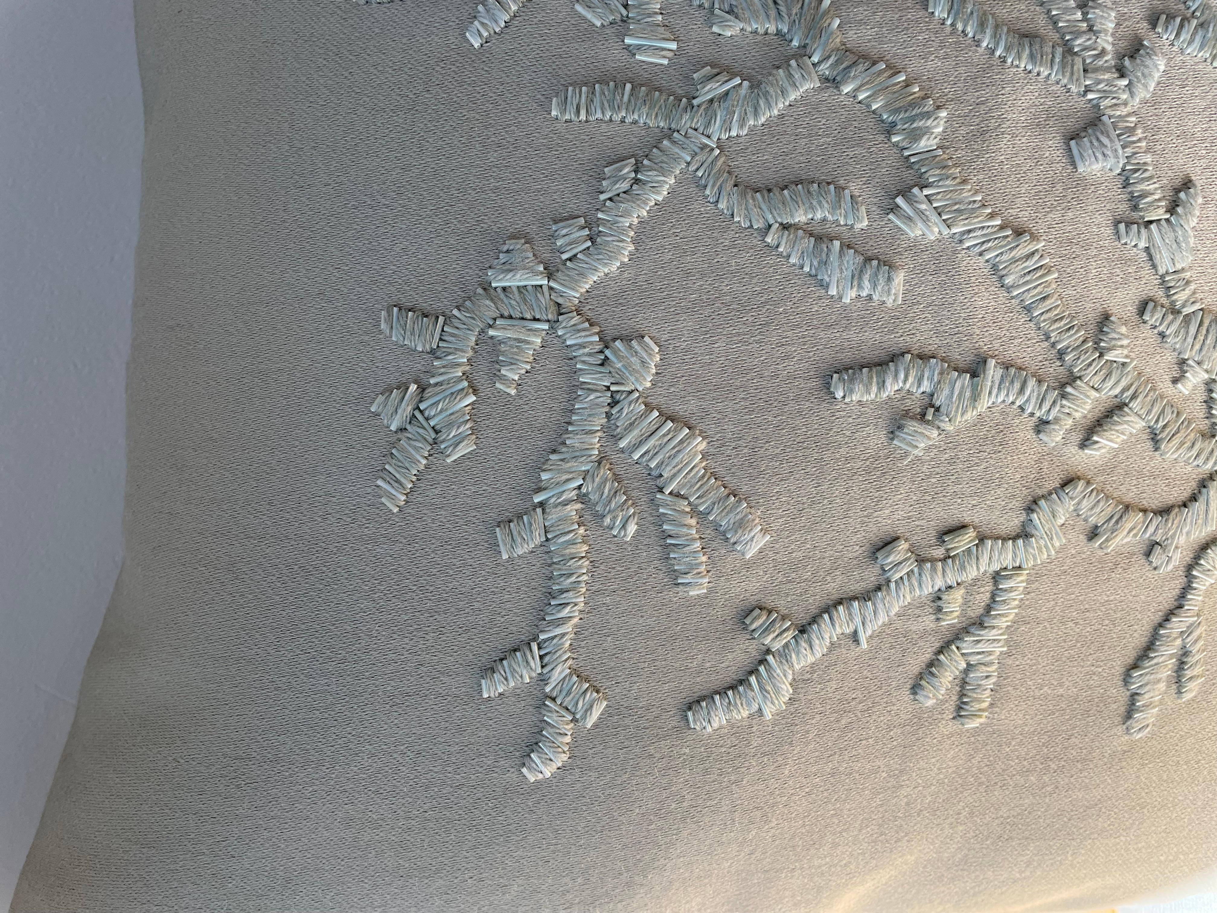 Laine Coussin contemporain Design/One brodé à la main avec de la laine et des perles Couleur Sage en vente
