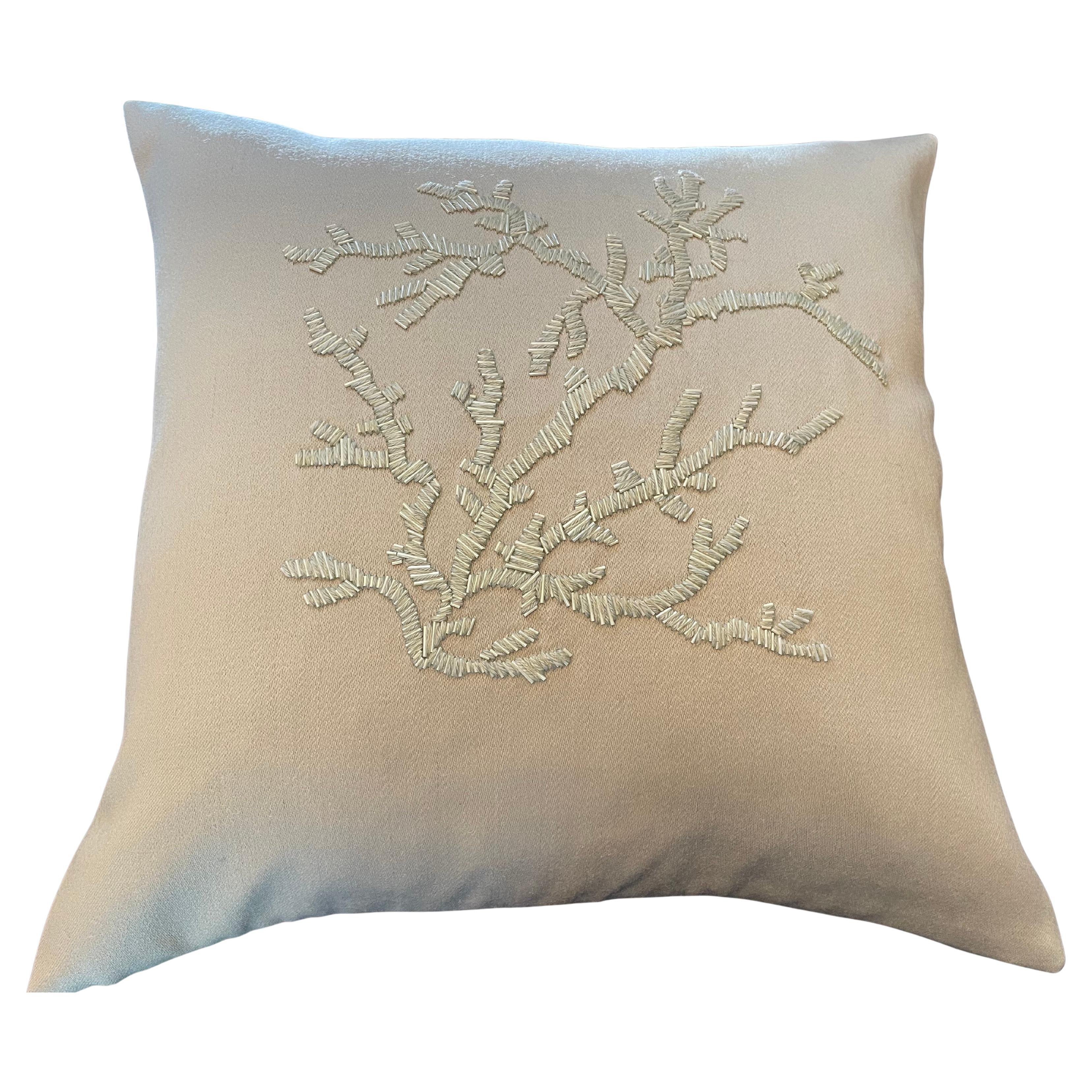Coussin contemporain Design/One brodé à la main avec de la laine et des perles Couleur Sage en vente