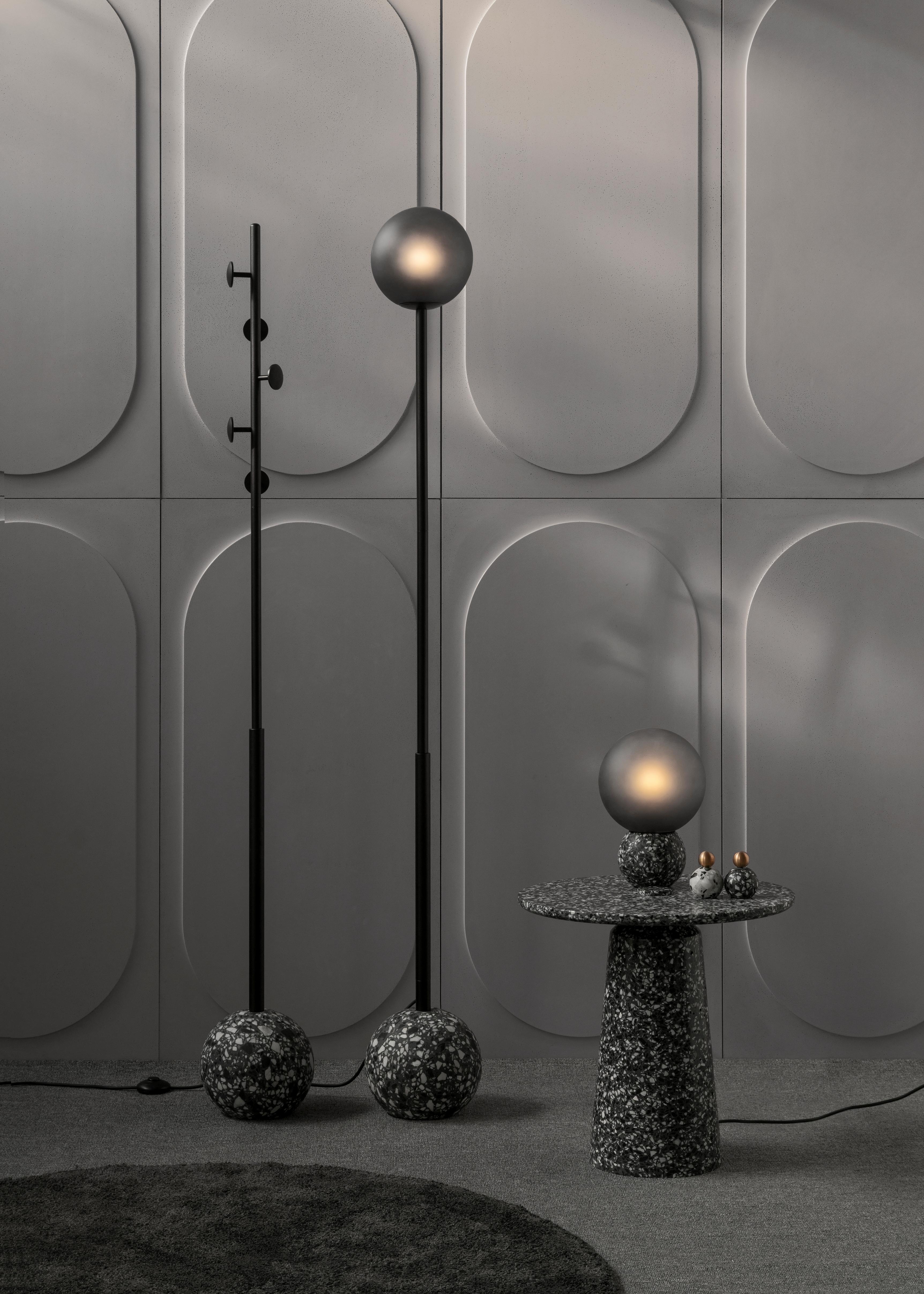 8' Kleiderbügel aus schwarzem Terrazzo

Maße: Ø23 cm × H 175 cm

Die Möbel und Leuchten von Bentu Design beziehen ihre Einzigartigkeit aus der Einfachheit ihrer Formen und ihrer Materialien. Die von den Designern von Studio Bentu selbst