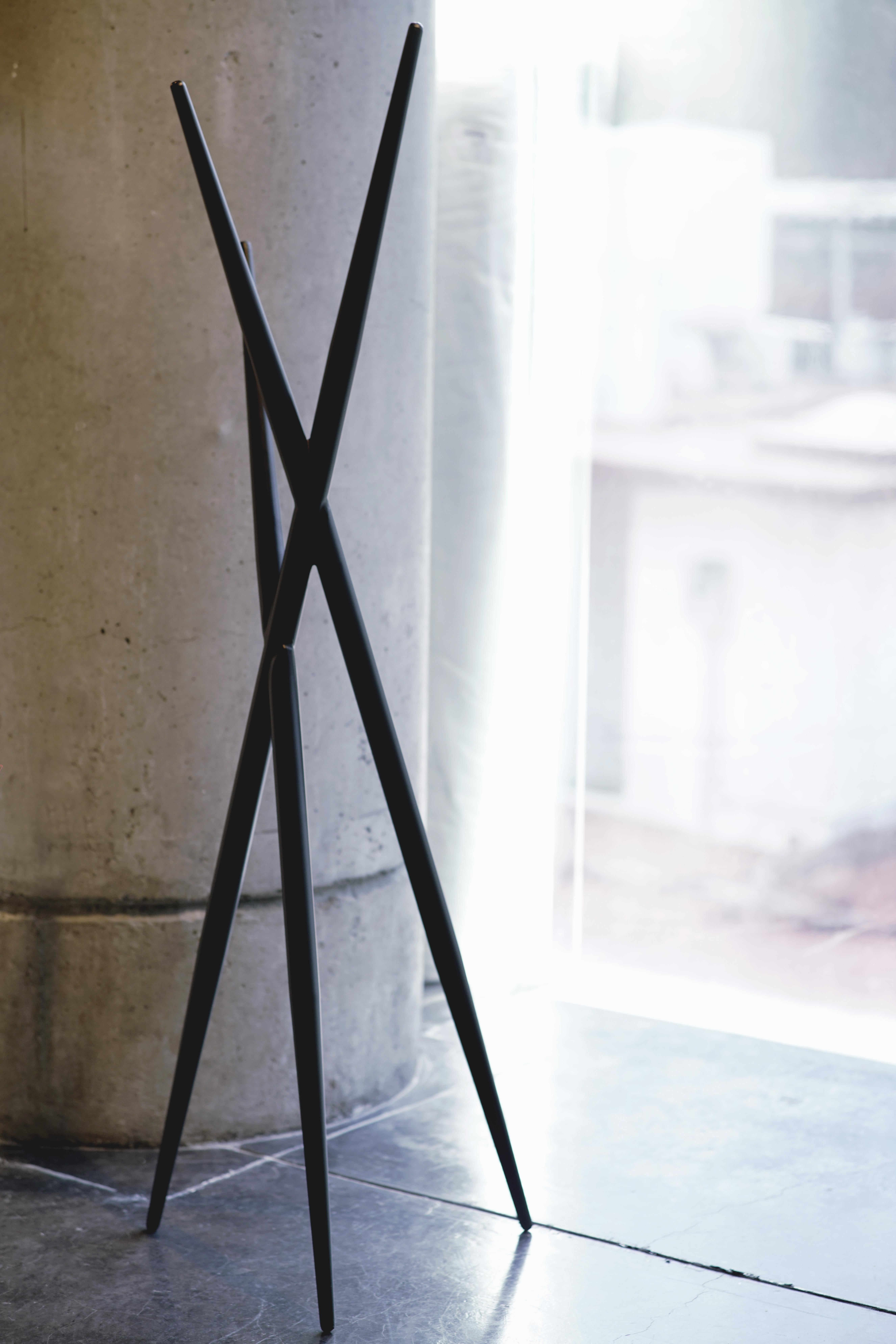 Contemporary Garderobenständer Geometrische Form aus schwarzem Metall (Mexikanisch) im Angebot