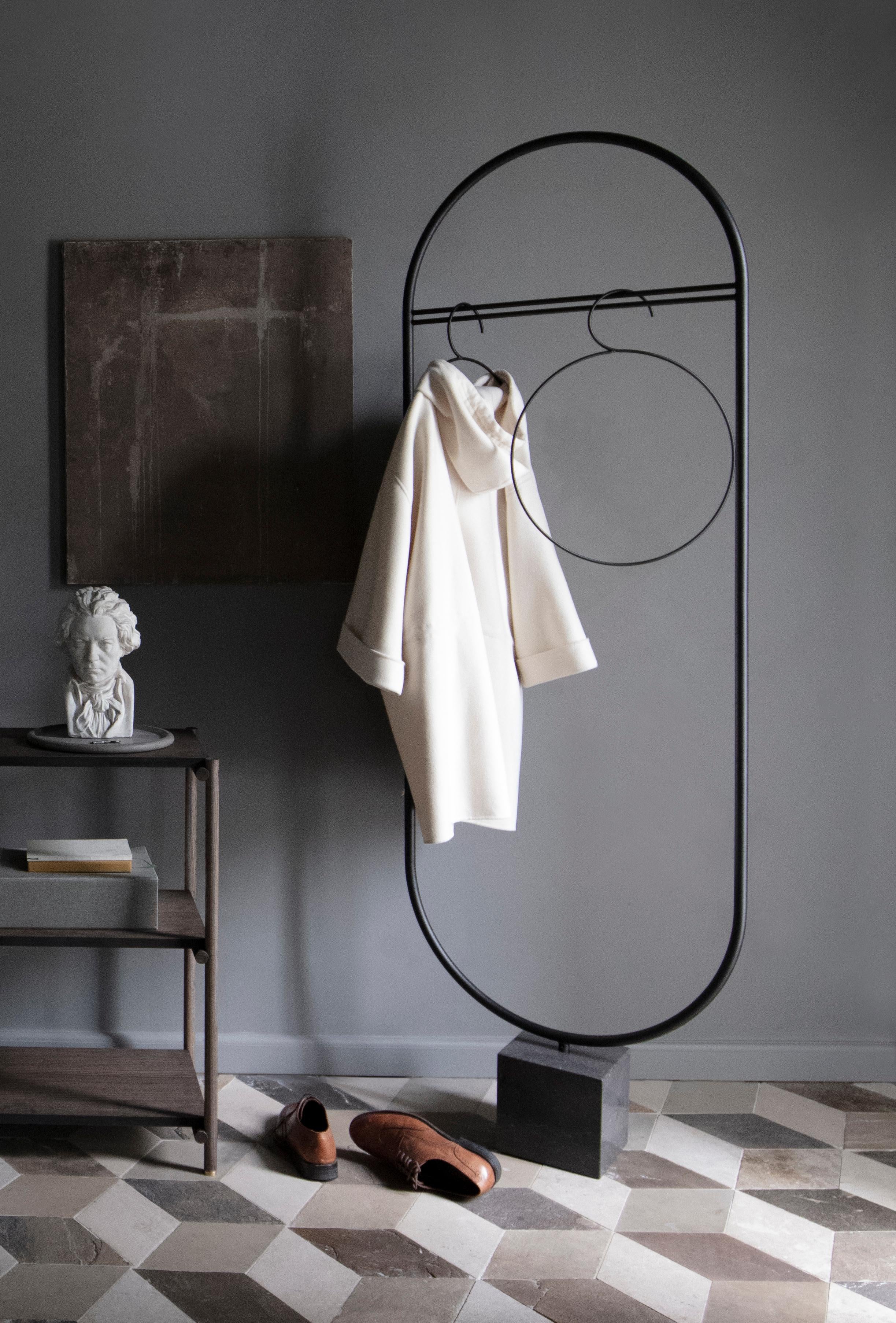 Support de manteaux contemporains « Stand Out » en vente 1
