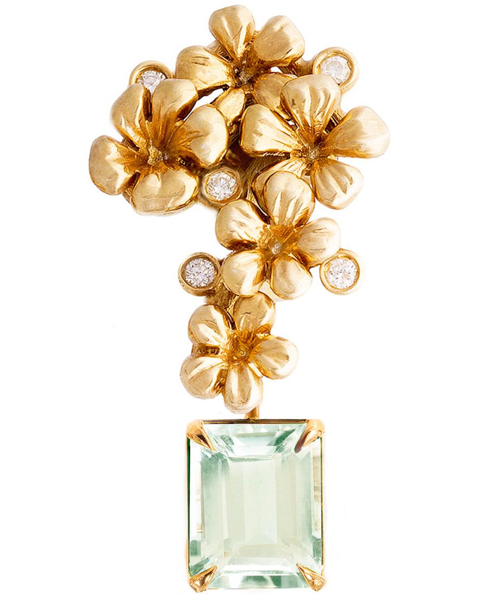 Diese modernen floralen Ohrstecker aus 18 Karat Gelbgold sind mit 10 runden Diamanten und abnehmbaren Prasioliten (hellgrüne Quarze) besetzt. Diese Schmuckkollektion wurde im November in der Vogue UA vorgestellt.
Die Größe eines Ohrrings beträgt