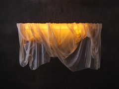 Luz LED contemporánea de gasa teñida de café de Kim Mesches