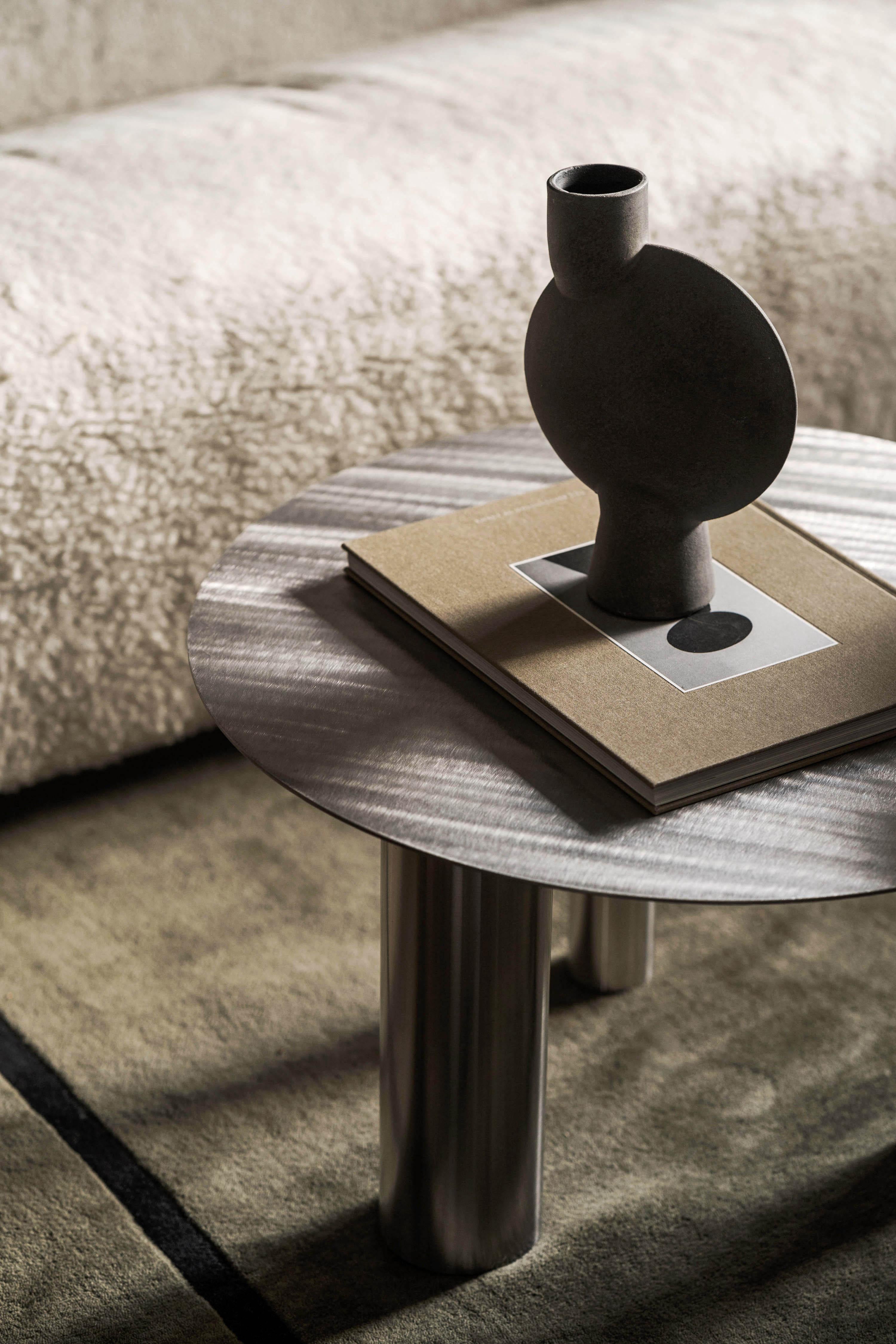La nouvelle collection de meubles NOOM est dédiée au 100e anniversaire de la fondation de l'école Bauhaus en Allemagne. Les idées de fonctionnalisme et de concision, la combinaison de l'artisanat et de l'art, les bâtiments et les objets formés par