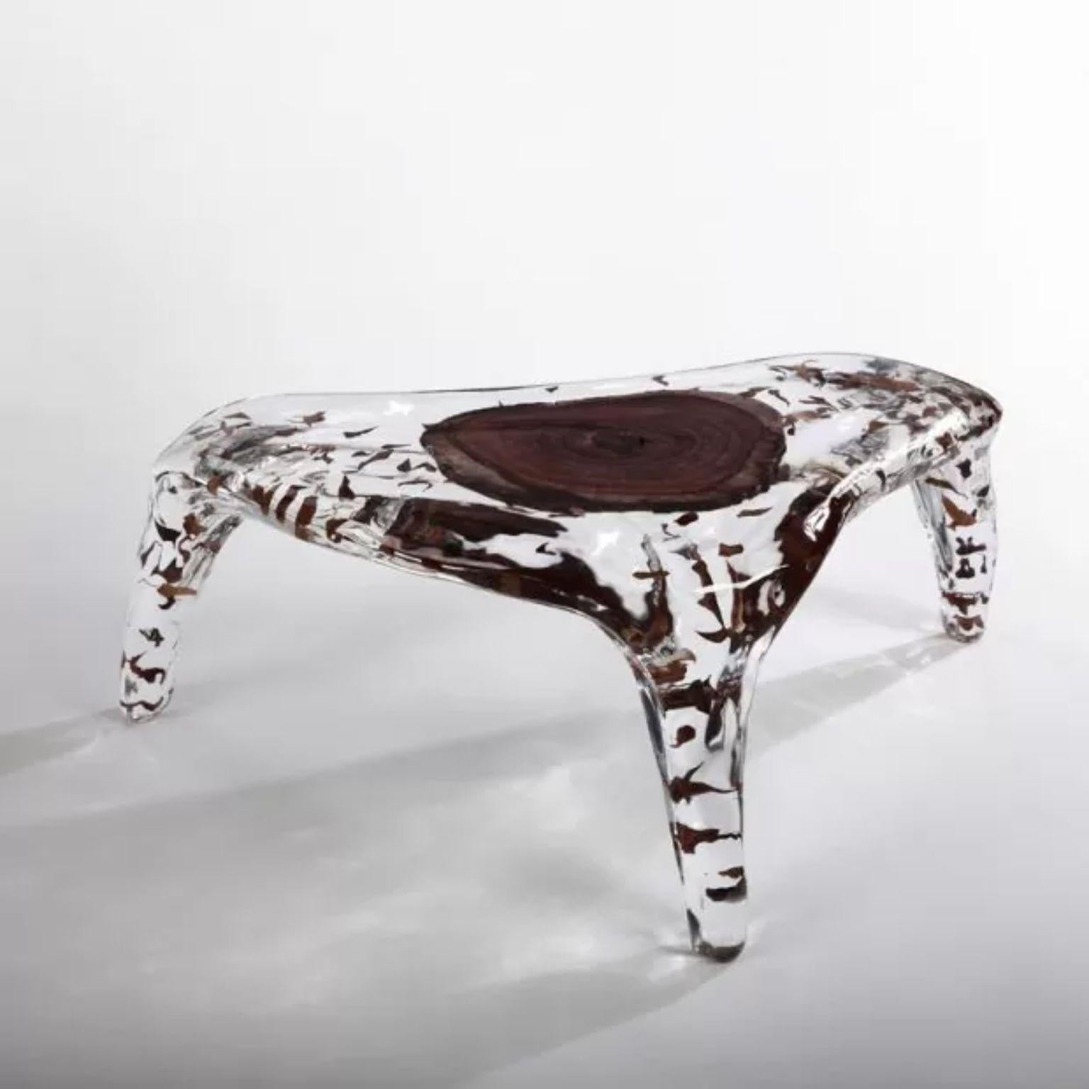 Table basse contemporaine par Dainte
Exemplaire unique.
Dimensions : D 60 x L 114,5 x H 42 cm.
MATERIAL : Cristal et bois.

Cette table basse est une merveille de superbe facture et mérite d'être le centre d'attention de n'importe quelle pièce. Avec