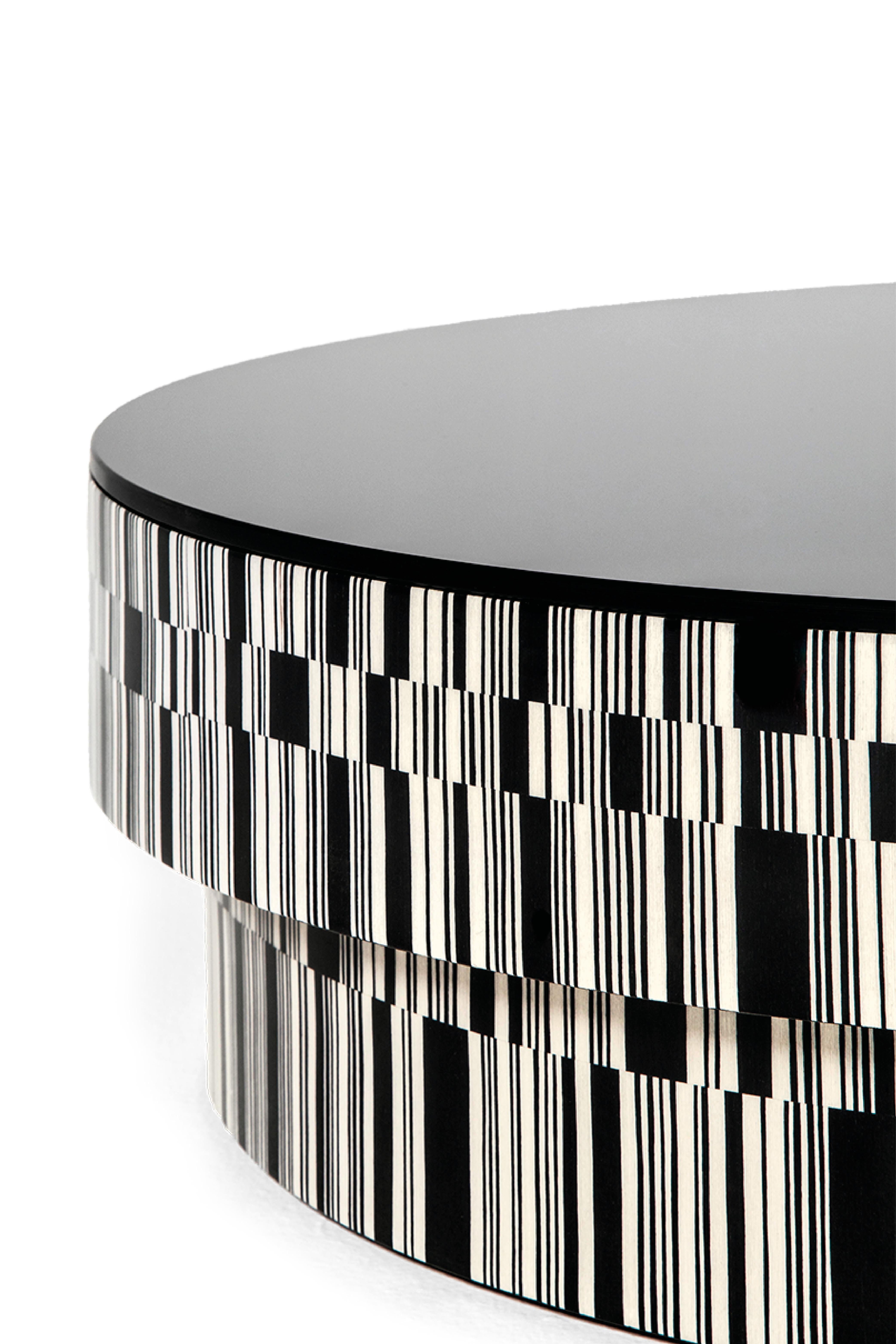The structure of Enigma side table is upholstered with wood, processed with cross-grain inlay with white and black shades that alternate in an irregular way. It presents matt Matrix finish and the black glass top.