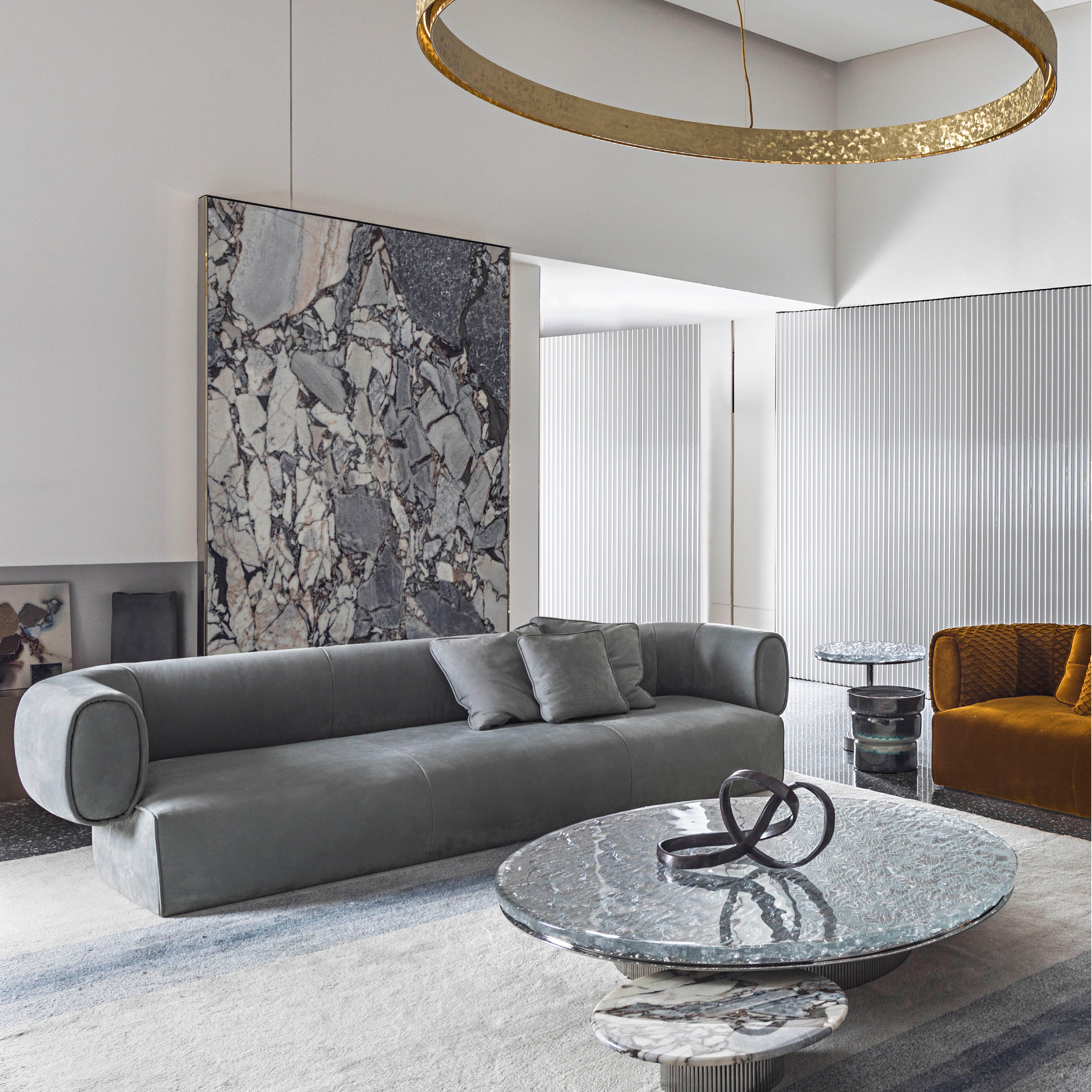 Contemporary Couchtisch von HESSENTIA, Artistische Glasplatte, verchromtes Metallgestell (Moderne) im Angebot