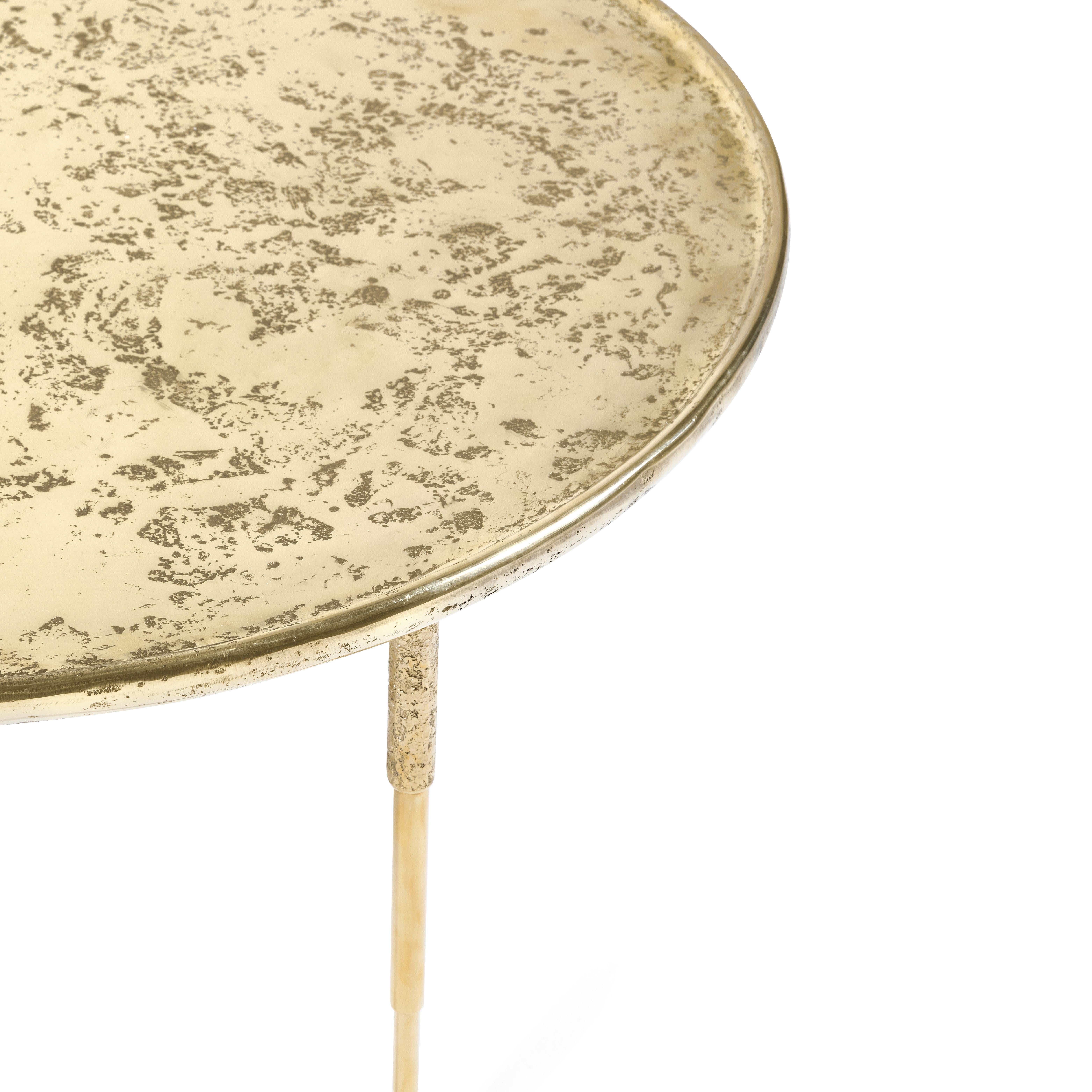 Side table Heron is a very refined element with a light and versatile design completely made of metal. The brass top is obtained through the traditional sand casting technique, which consists in pouring the liquid metal into a mold made of special