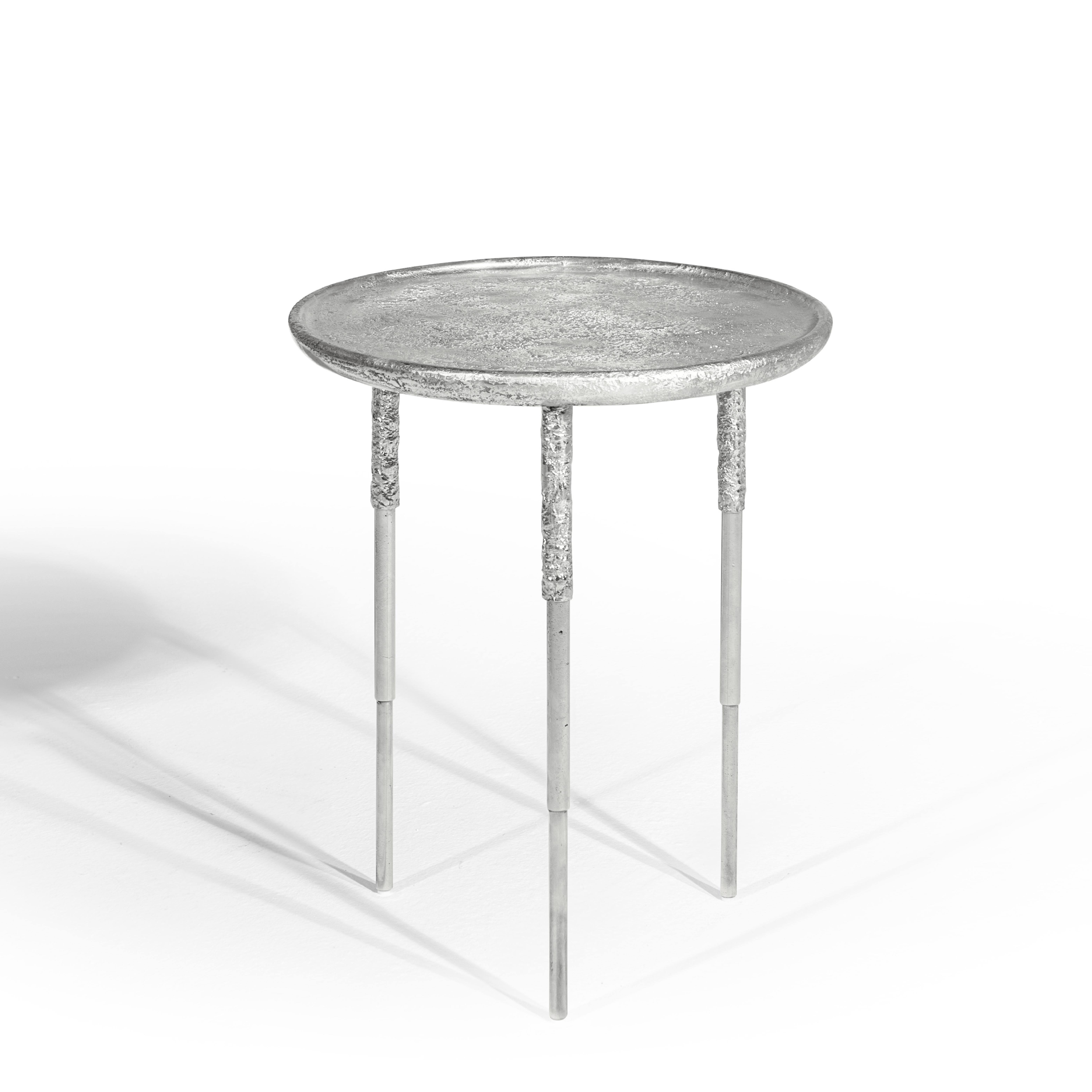 Table d'appoint contemporaine par HESSENTIA, fonte d'aluminium avec texture sculpturale
