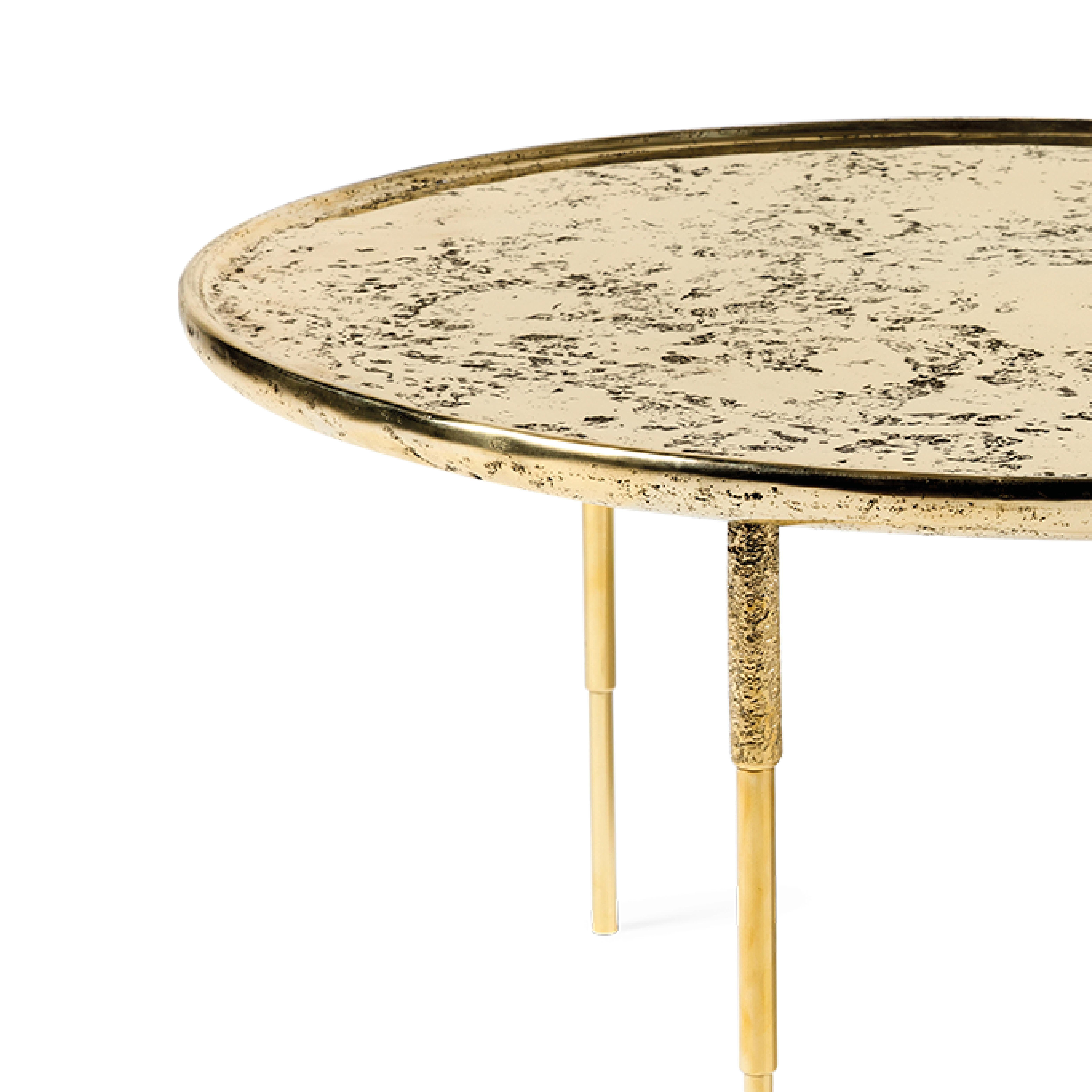 Moderne Table basse contemporaine de HESSENTIA en fonte de laiton avec une texture sculpturale. en vente