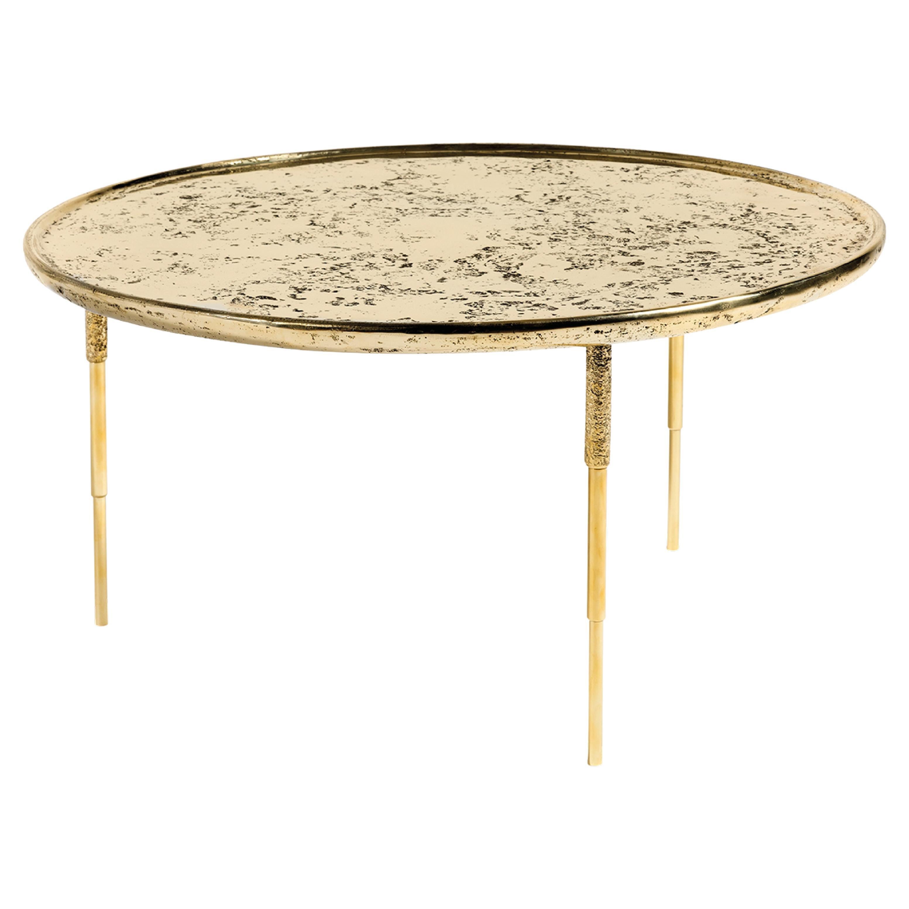 Table basse contemporaine de HESSENTIA en fonte de laiton avec une texture sculpturale.