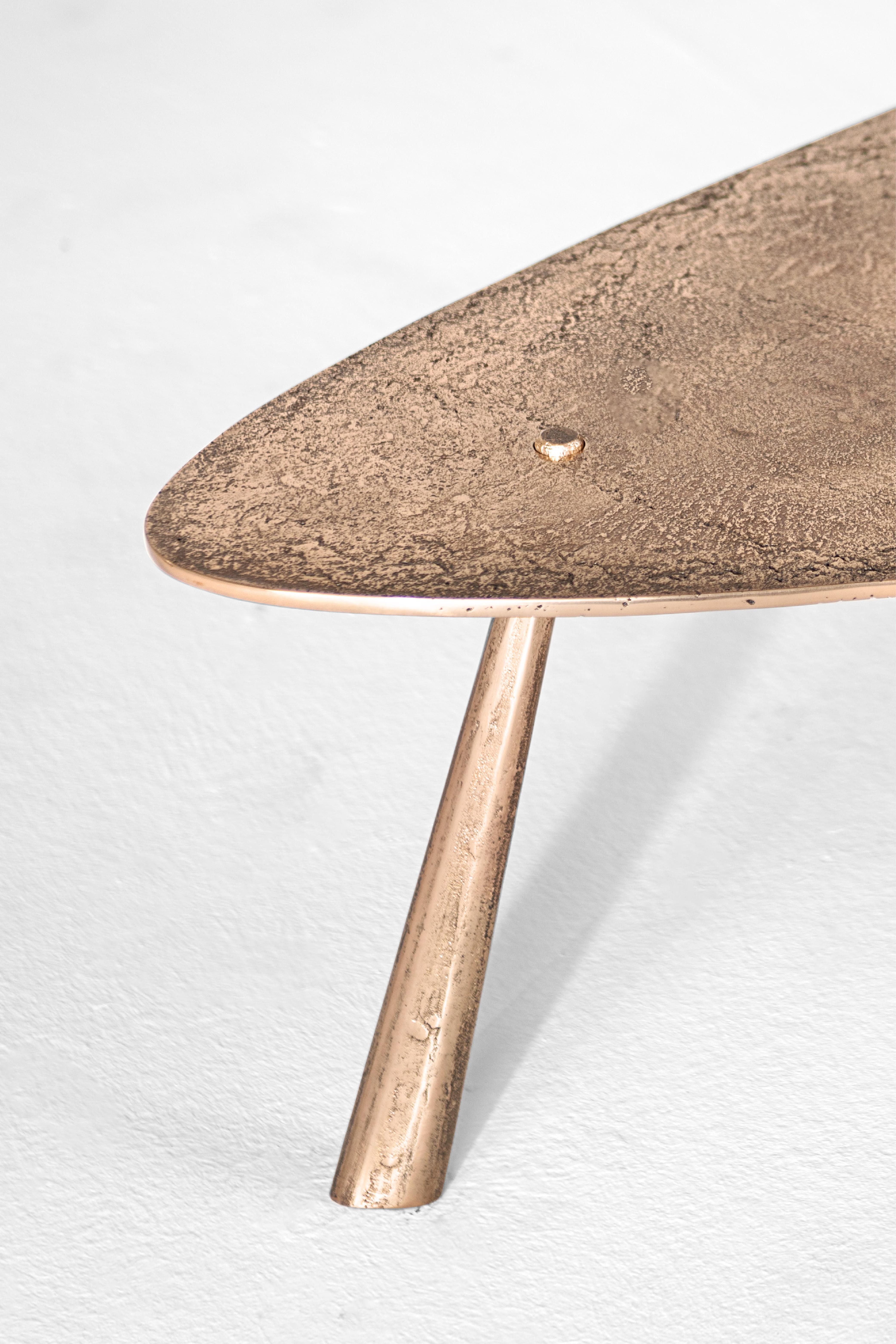 Contemporary Couchtisch von HESSENTIA aus Bronzeguss, mit strukturierter Oberfläche (Moderne) im Angebot