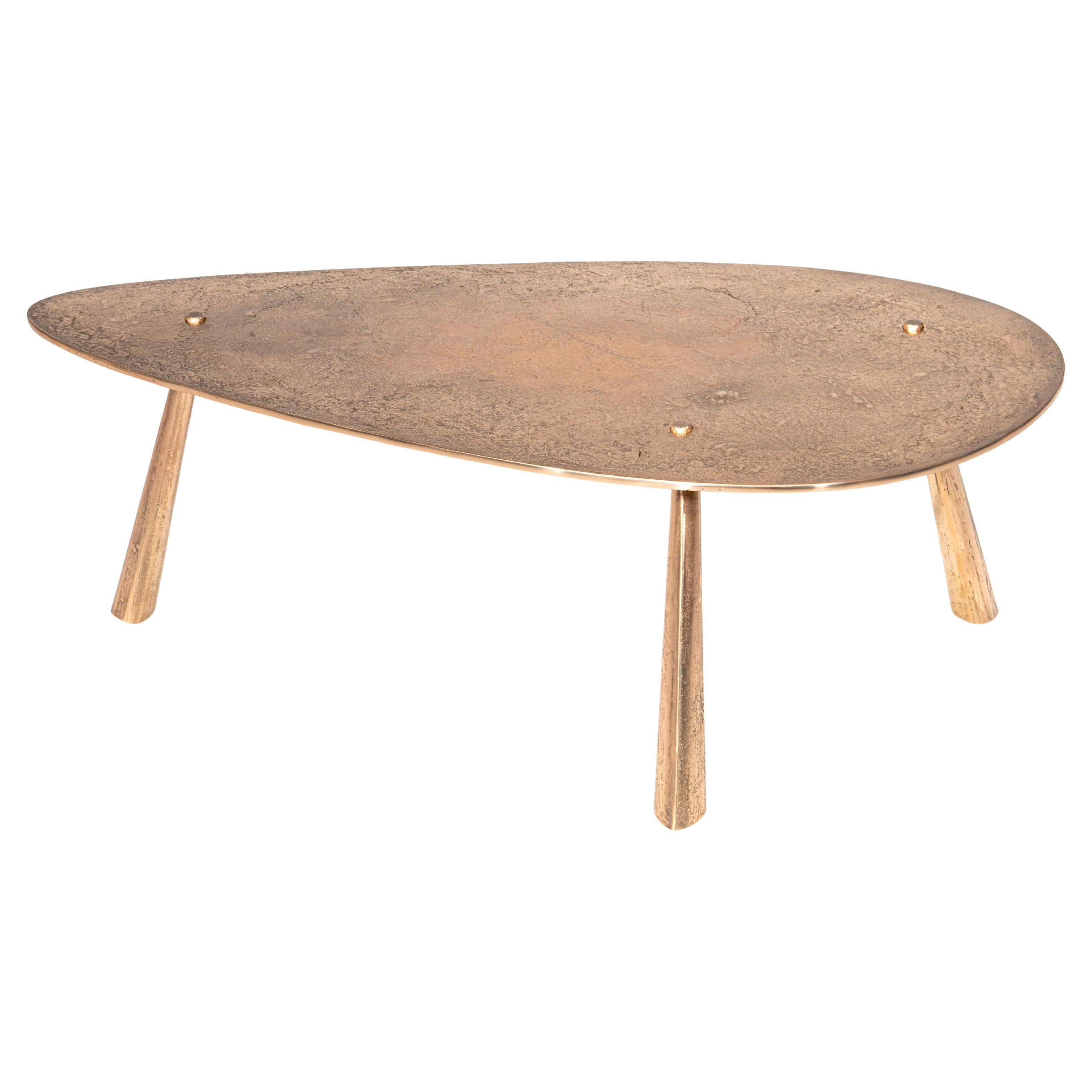 Table basse contemporaine de HESSENTIA en fonte de bronze, avec finition texturée. en vente