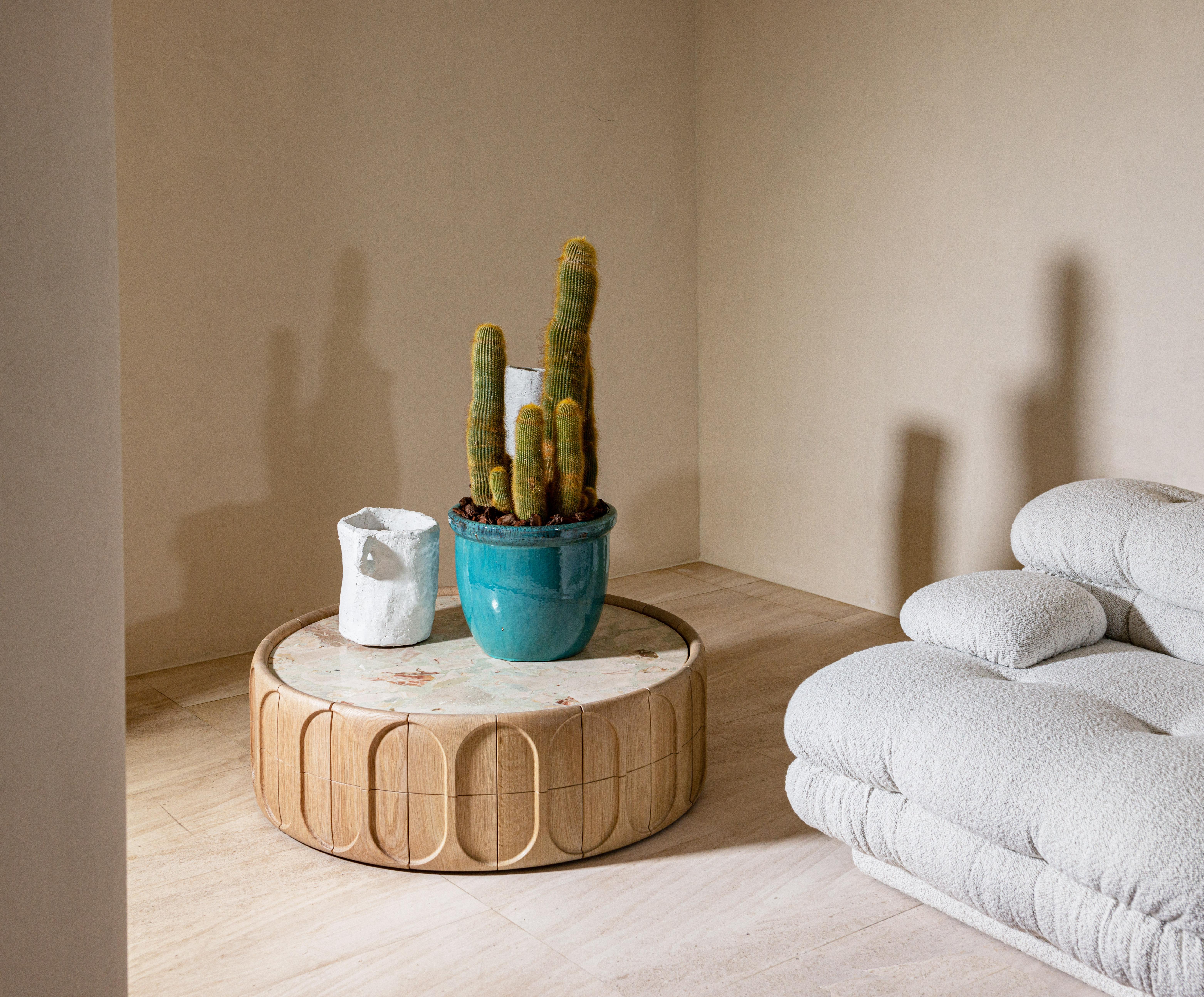 Moderne Table basse contemporaine par HESSENTIA, bois d'Oak naturel avec facettes sculpturales en vente
