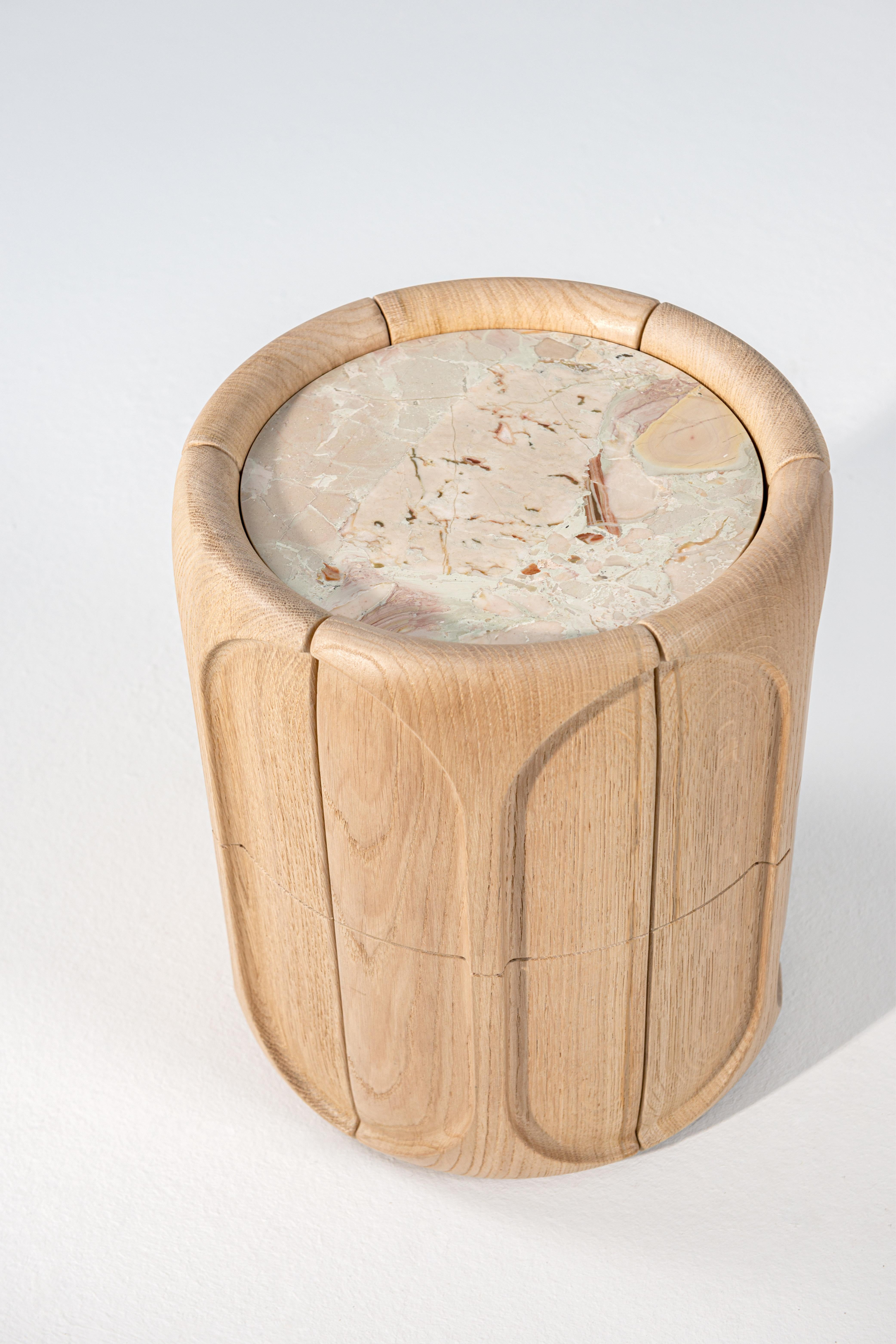 Contemporary Couchtisch von HESSENTIA, naturbelassenes Eichenholz mit skulpturalen Facetten (Italienisch) im Angebot