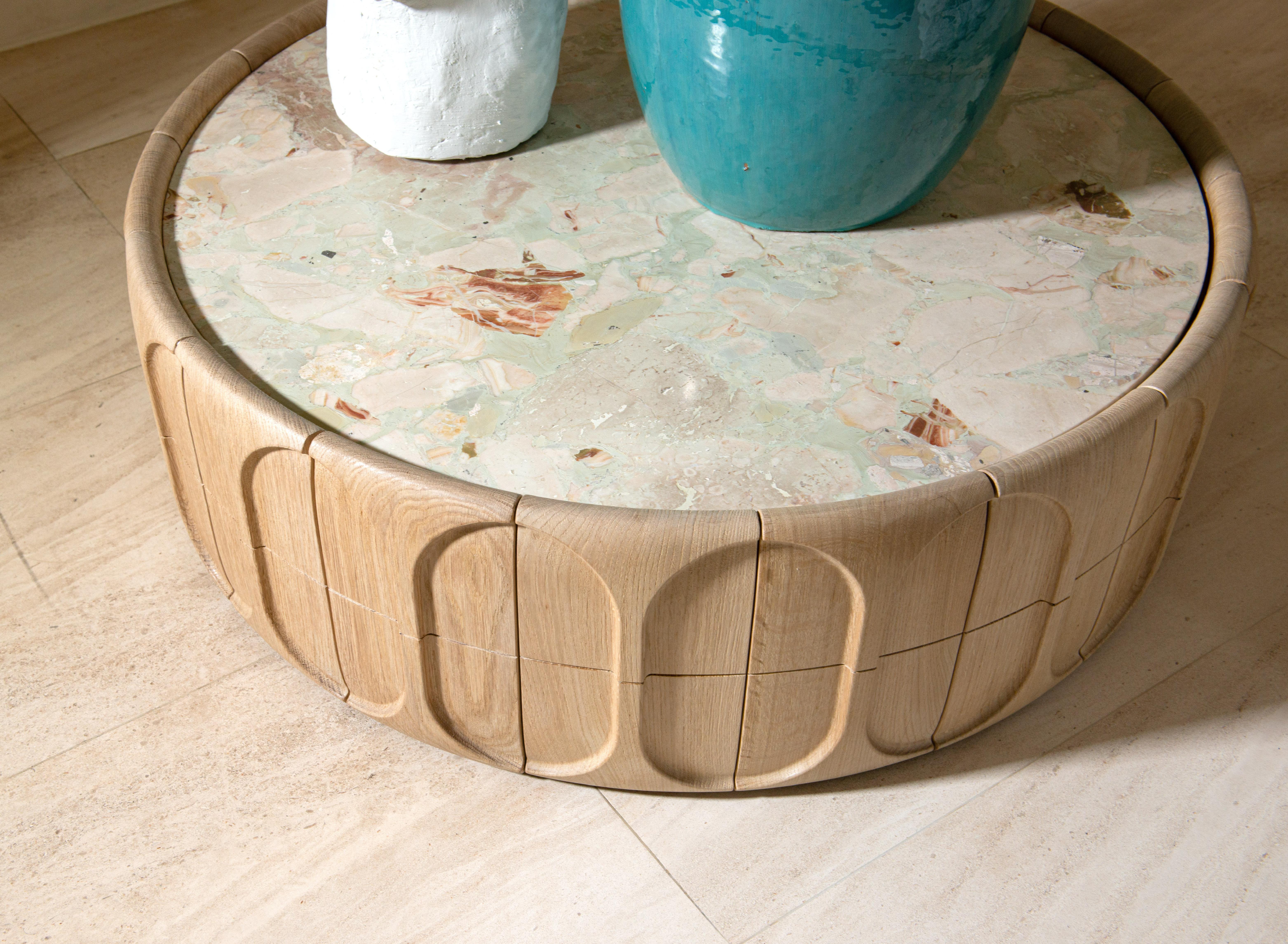 Table basse contemporaine par HESSENTIA, bois d'Oak naturel avec facettes sculpturales Neuf - En vente à Carate, Brianza (MB)
