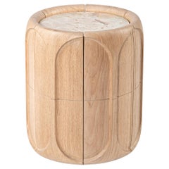 Table basse contemporaine par HESSENTIA, bois d'Oak naturel avec facettes sculpturales