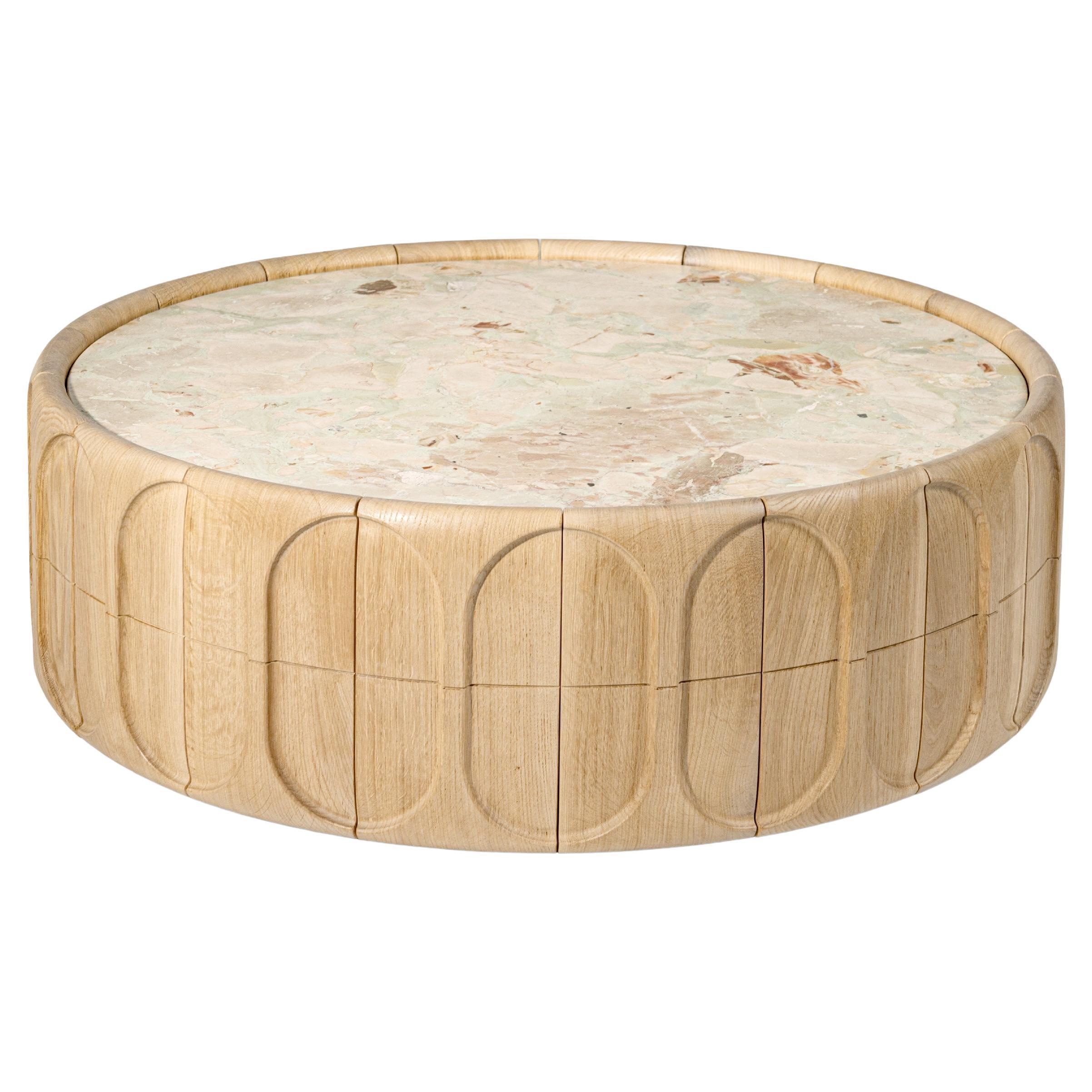 Table basse contemporaine par HESSENTIA, bois d'Oak naturel avec facettes sculpturales