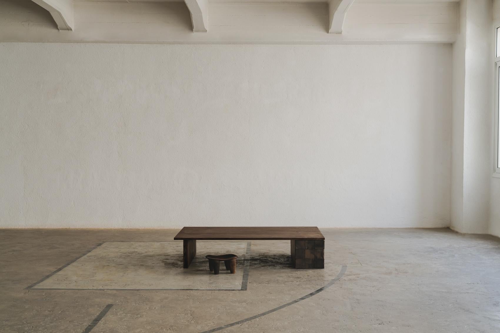 Contemporary Couchtisch 'Cosmos' von Obstacles, Eiche massiv und Keramik im Zustand „Neu“ im Angebot in Paris, IDF