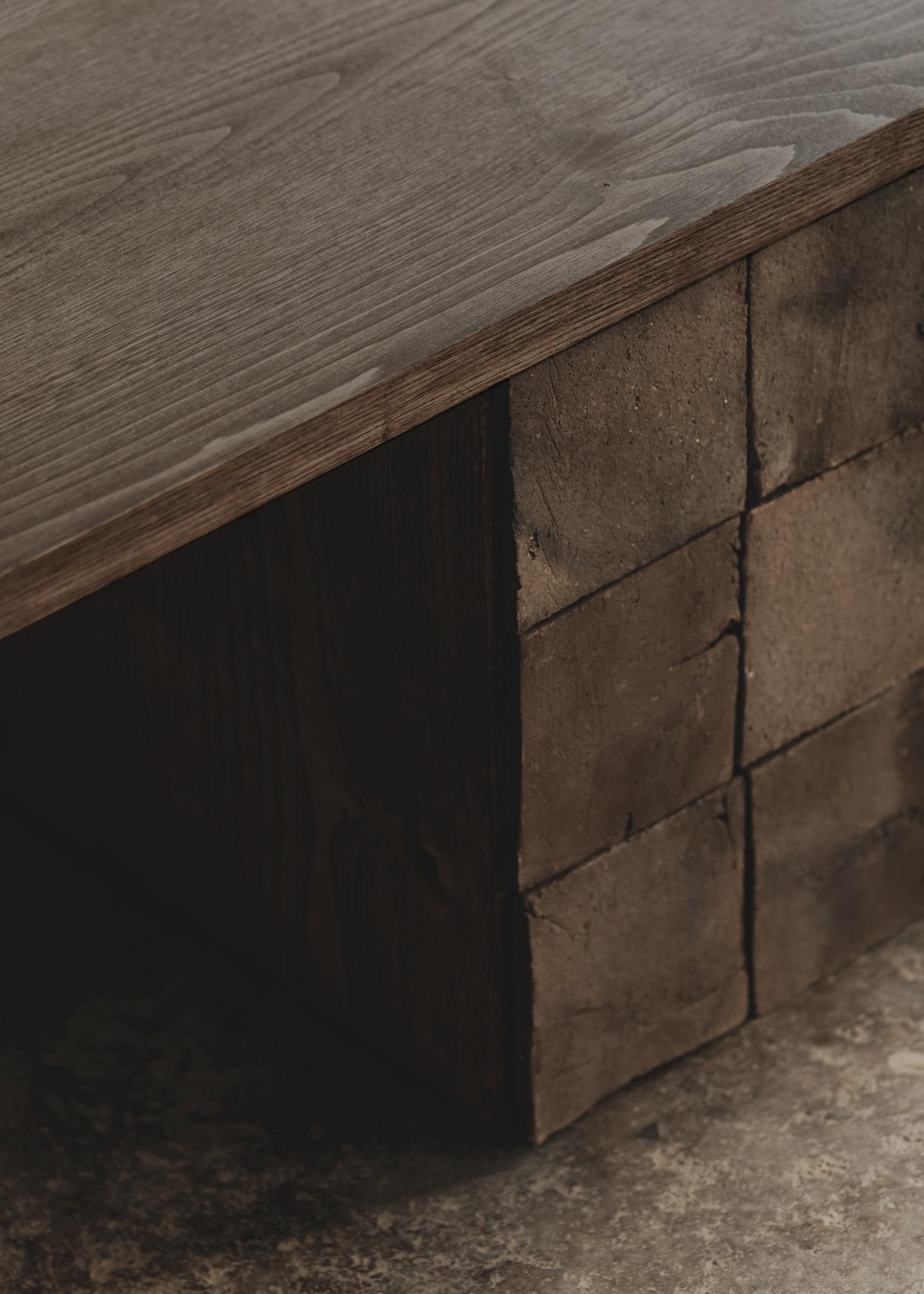Contemporary Couchtisch 'Cosmos' von Obstacles, Eiche massiv und Keramik im Angebot 1