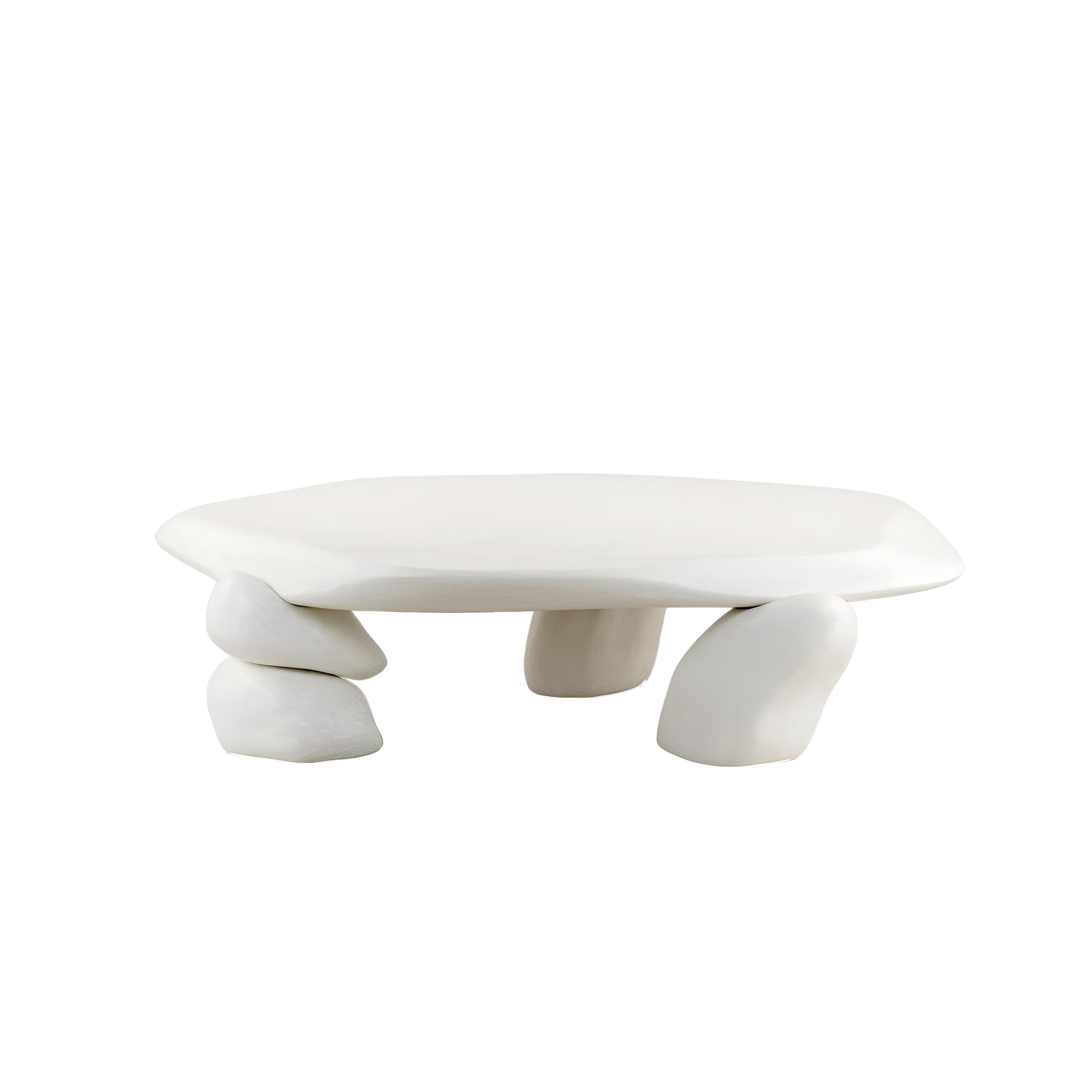 Esta mesa de centro contemporánea se erige como un sofisticado punto focal, meticulosamente diseñada para anclar un salón moderno. Sus características más distintivas son las patas y el tablero de la mesa, ambos elaborados expertamente con madera