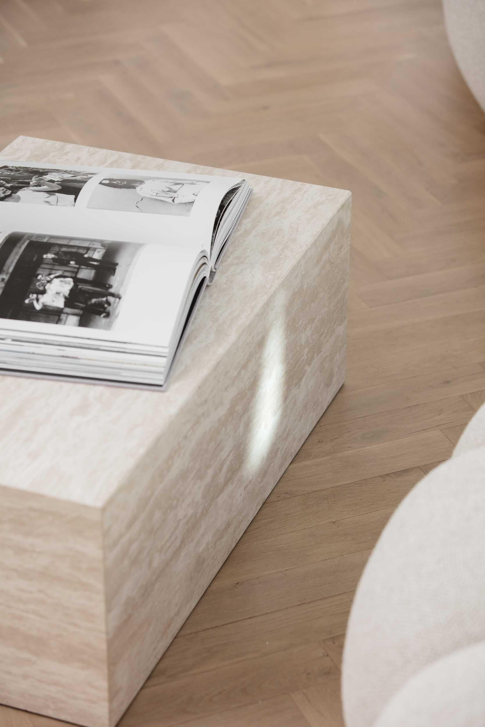 Contemporary Couchtisch 'Cubism' von Norr11, Klein, Grauer Travertin im Angebot 1