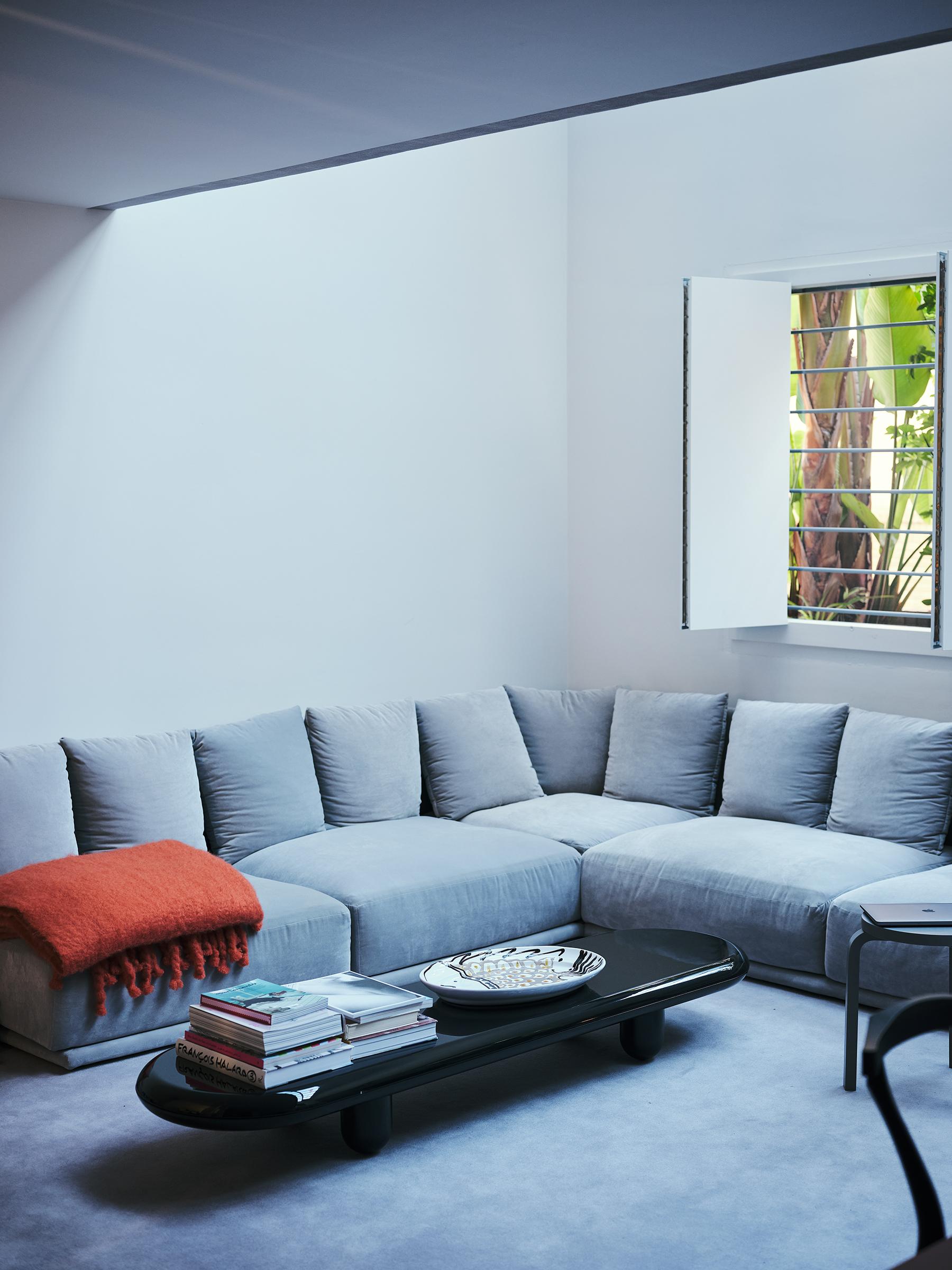 Contemporary Couchtisch 'Explorer' von Jaime Hayon, Schwarz, 234 cm im Angebot 2