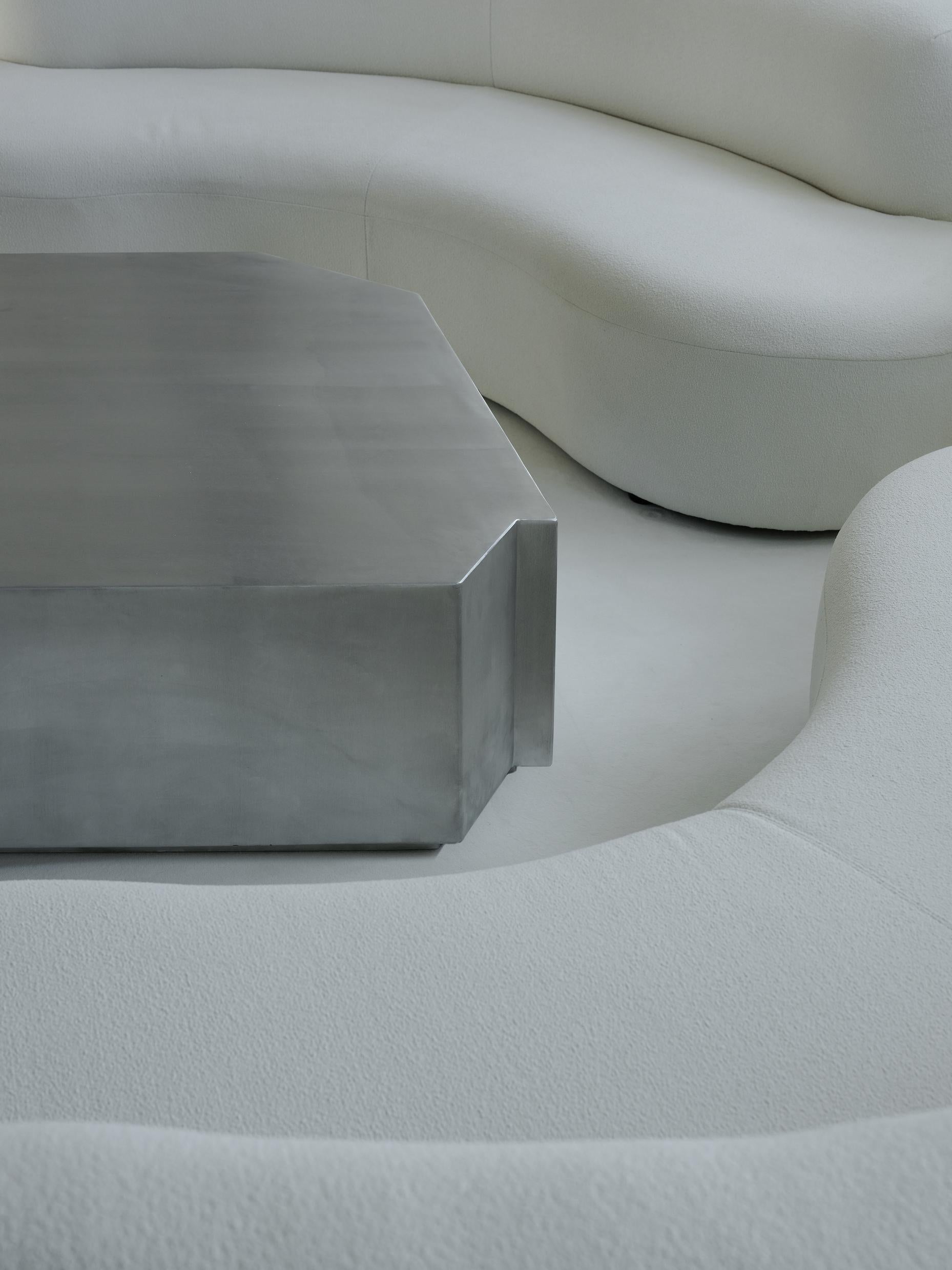 Table basse contemporaine Funki, carrée, en aluminium brossé de Louise Roe en vente 2