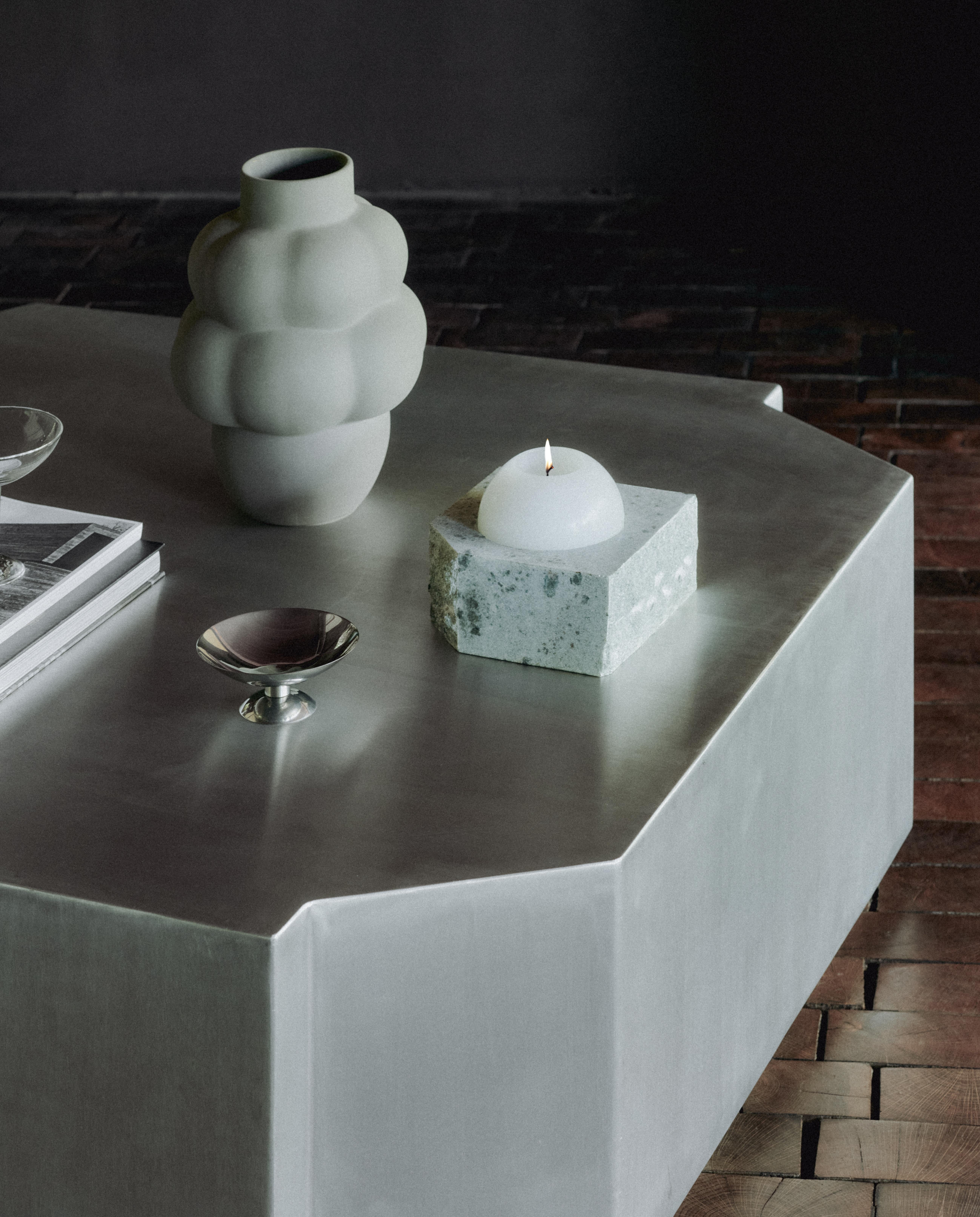 Table basse contemporaine Funki, carrée, en aluminium brossé de Louise Roe Neuf - En vente à Paris, FR