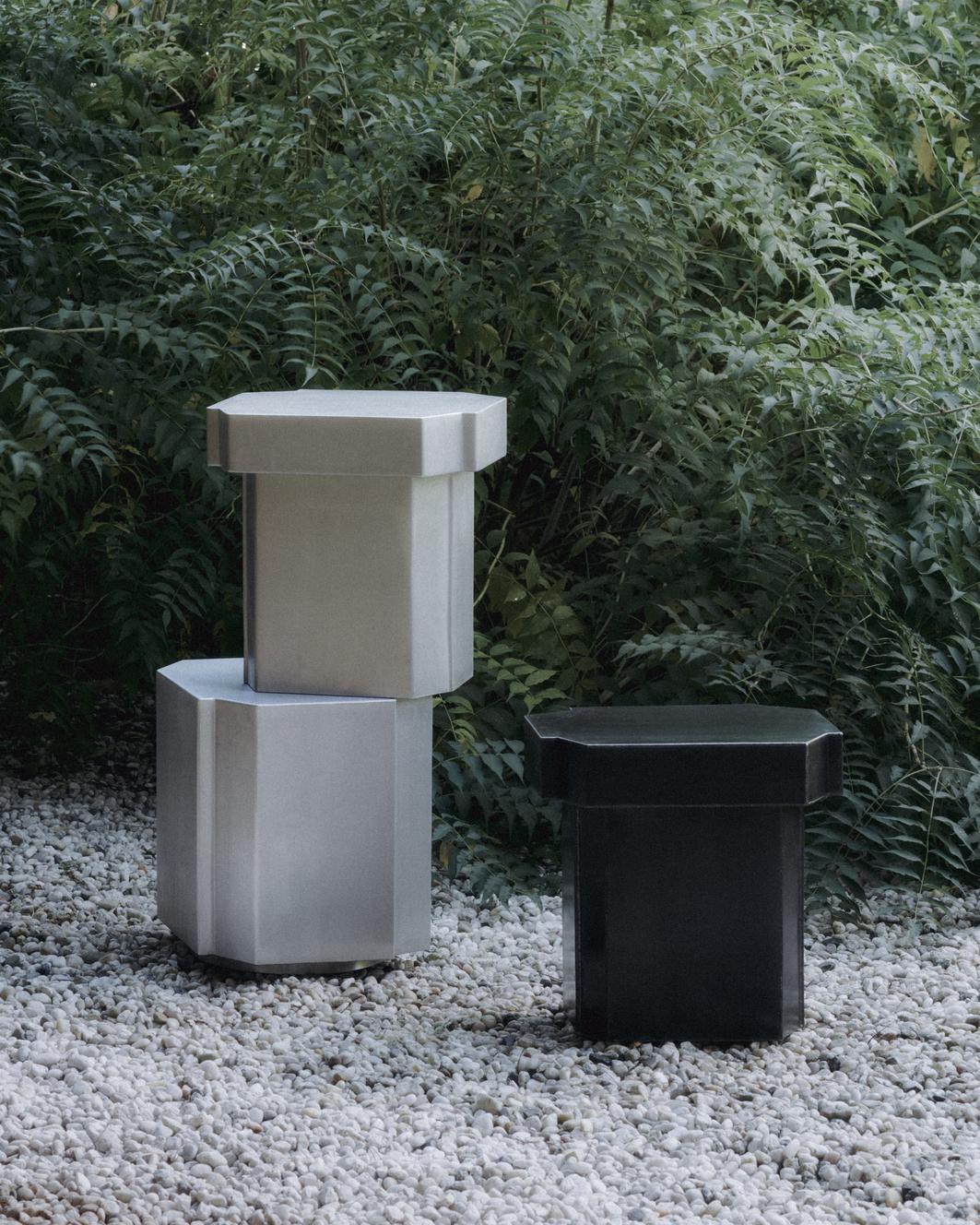 Organique Table basse contemporaine Funki, carrée, en fer brut, de Louise Roe en vente