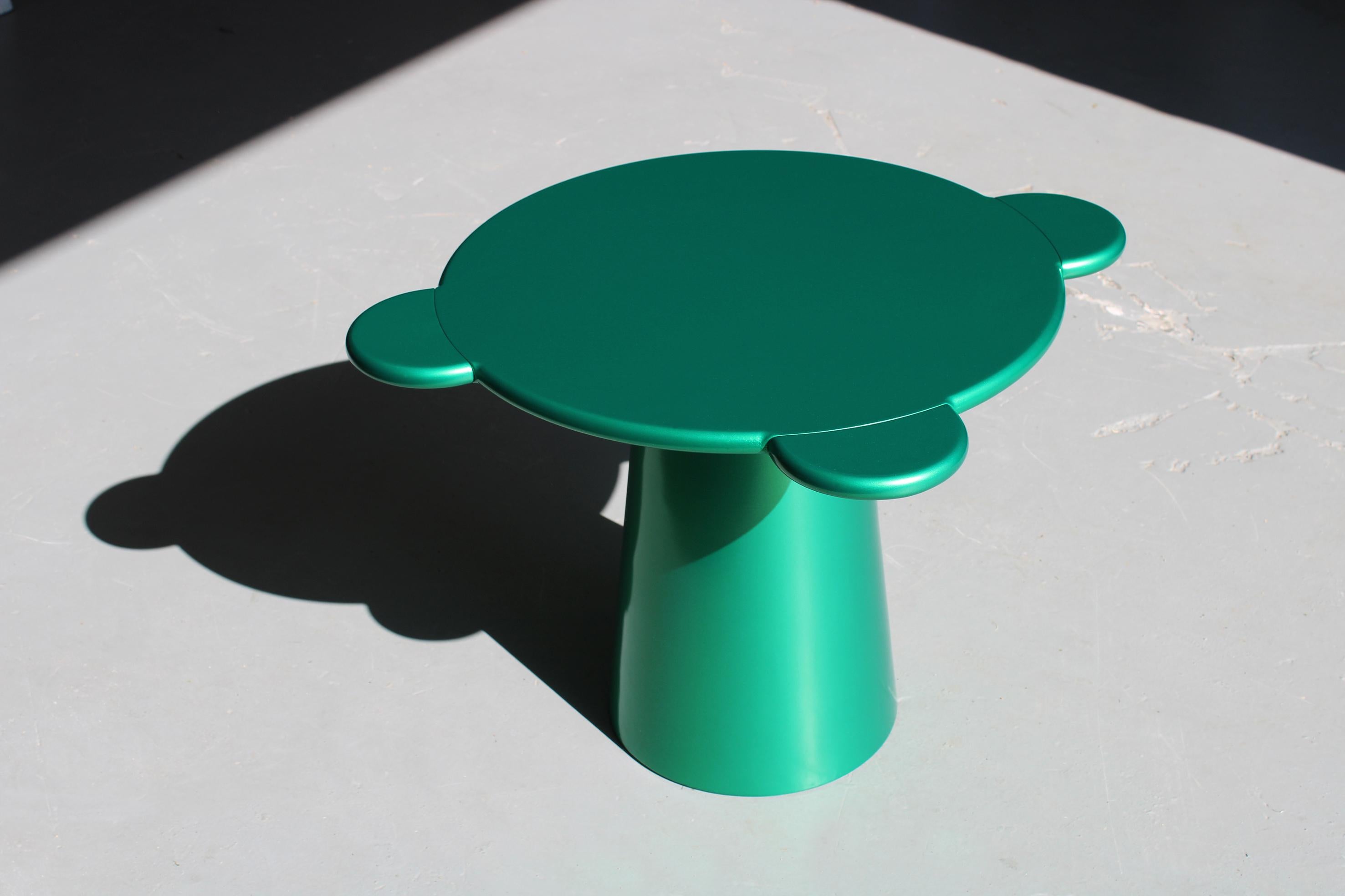 Donald is a multifunctional table with a sculpturally cosmic aspect and colorful circular shapes.
The sculptural silhouette has a wooden structure composed of a truncated cone that supports a round top adorned with three semi-circular flaps, ideal