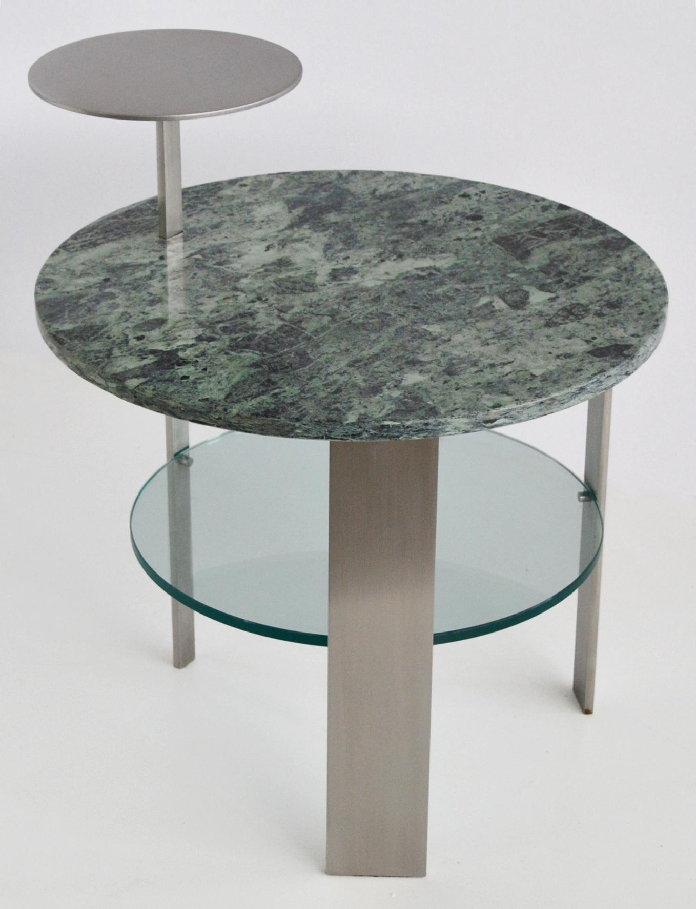 Art déco Table basse ronde moderne du milieu du siècle dernier, plateau en marbre vert, verre  Base en acier satiné en vente