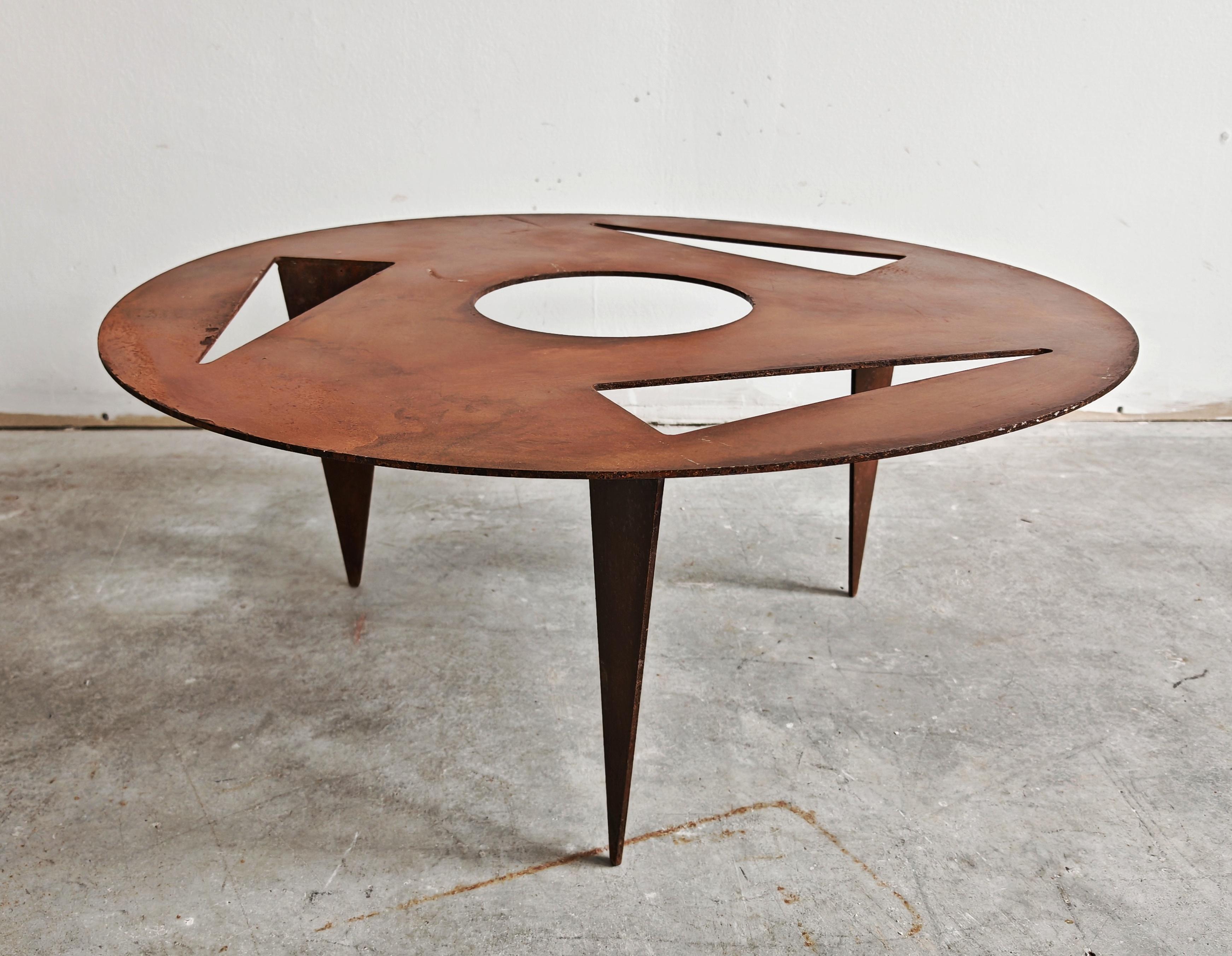 In questa inserzione troverai un rarissimo e scultoreo tavolino da caffè contemporaneo con una forte impronta brutalista progettato dal designer italiano Riccardo Sgattoni. Il tavolino è realizzato in ferro con una superficie arrugginita e un design