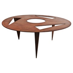 Tavolino da caffè contemporaneo in ferro con vibrazioni brutaliste di Riccardo Sgattoni