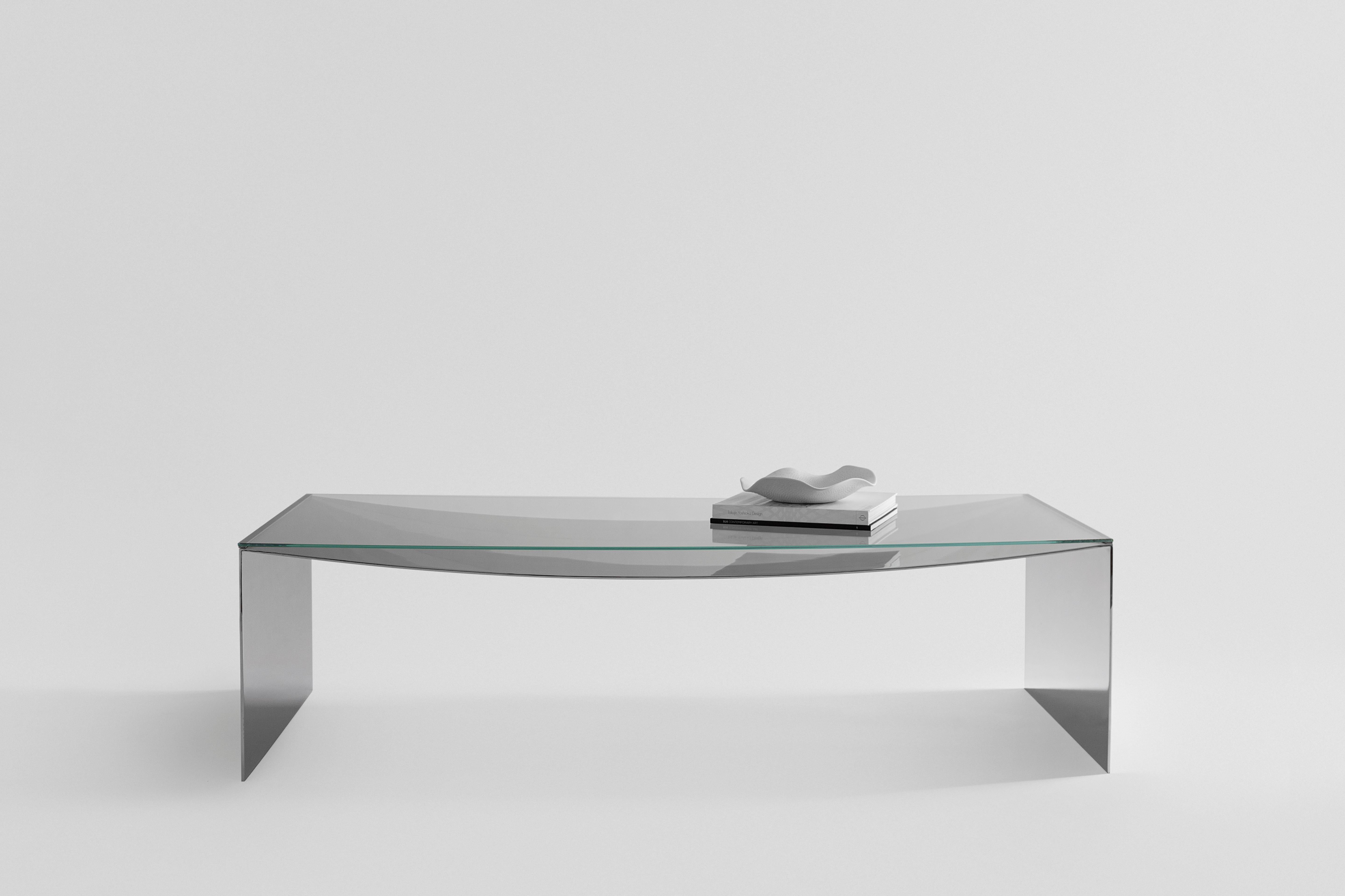 A subtle line curved by the effect of gravity and the same weight of the material that starts at one end and ends, in the same way, is the prime of this table. 

The physical properties of the material used and its finishes make Deflect cause