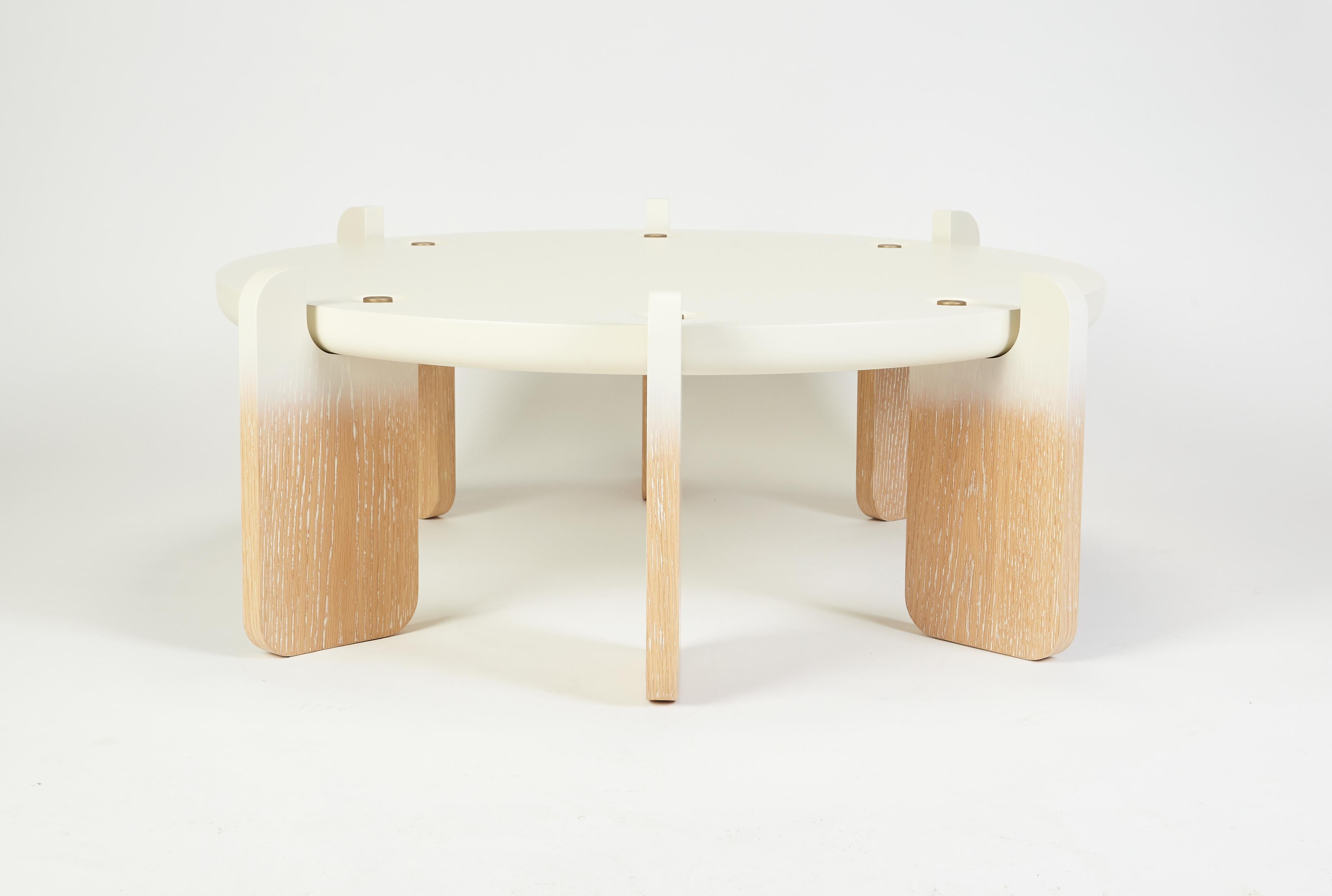 Tavolino artigianale con piano laccato e dettagli in bronzo chiaro. 
Rovere naturale calcinato con effetto Oak.
Contattaci se hai domande sulla personalizzazione e sui prezzi. Saremo lieti di verificare con il team tecnico della fabbrica se le