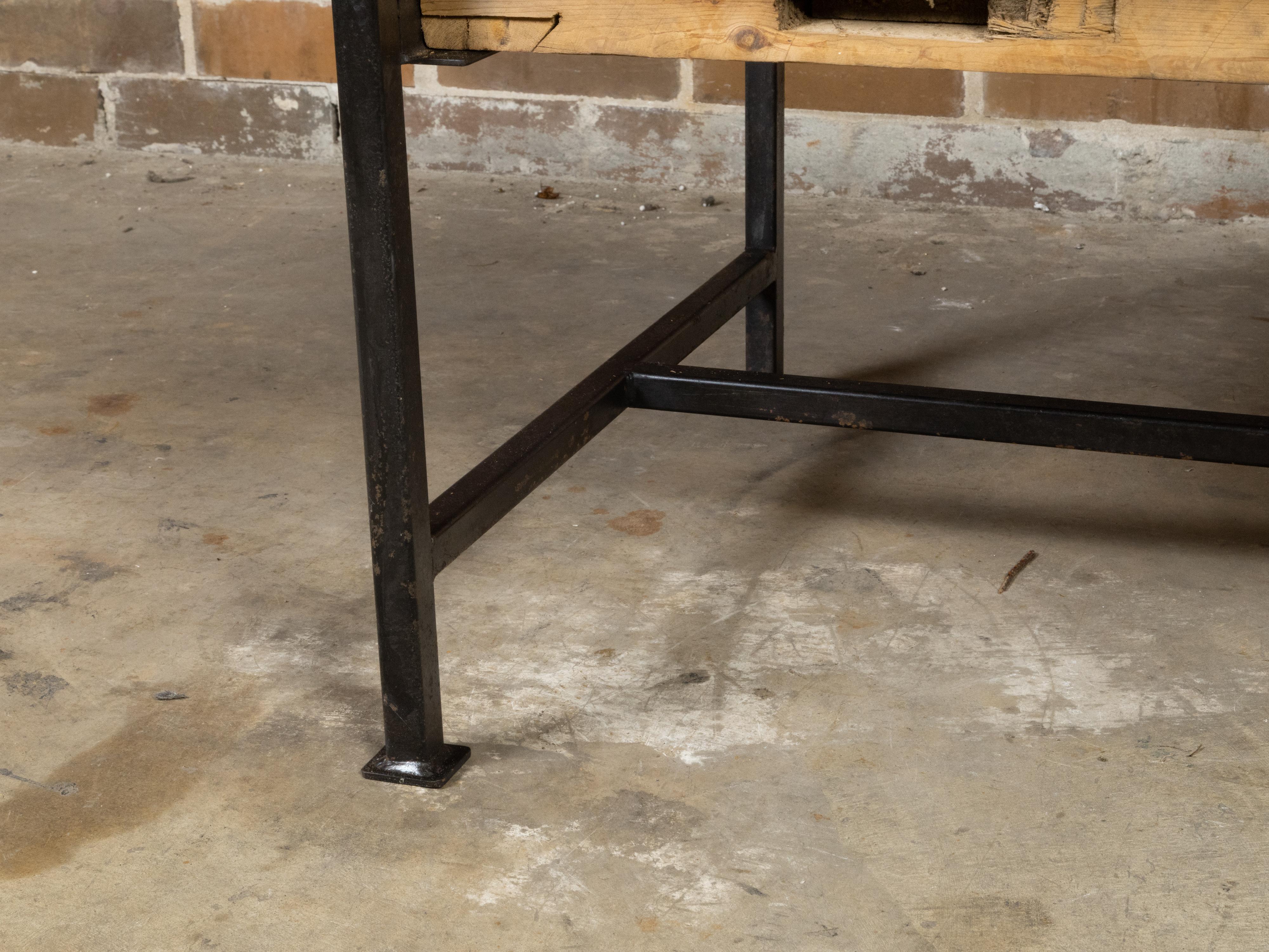 Table basse contemporaine fabriquée avec un fragment de porte ancienne sur une base en fer personnalisée en vente 2