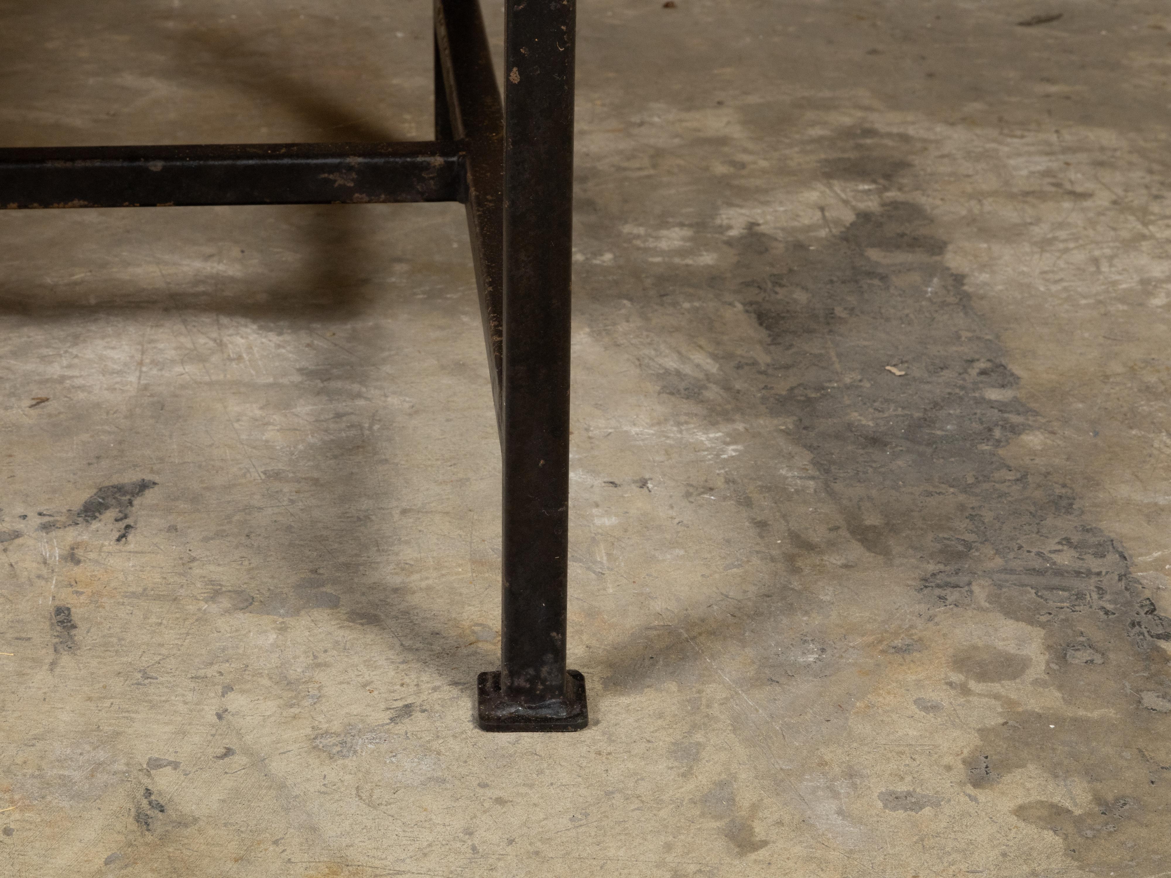 Table basse contemporaine fabriquée avec un fragment de porte ancienne sur une base en fer personnalisée en vente 1