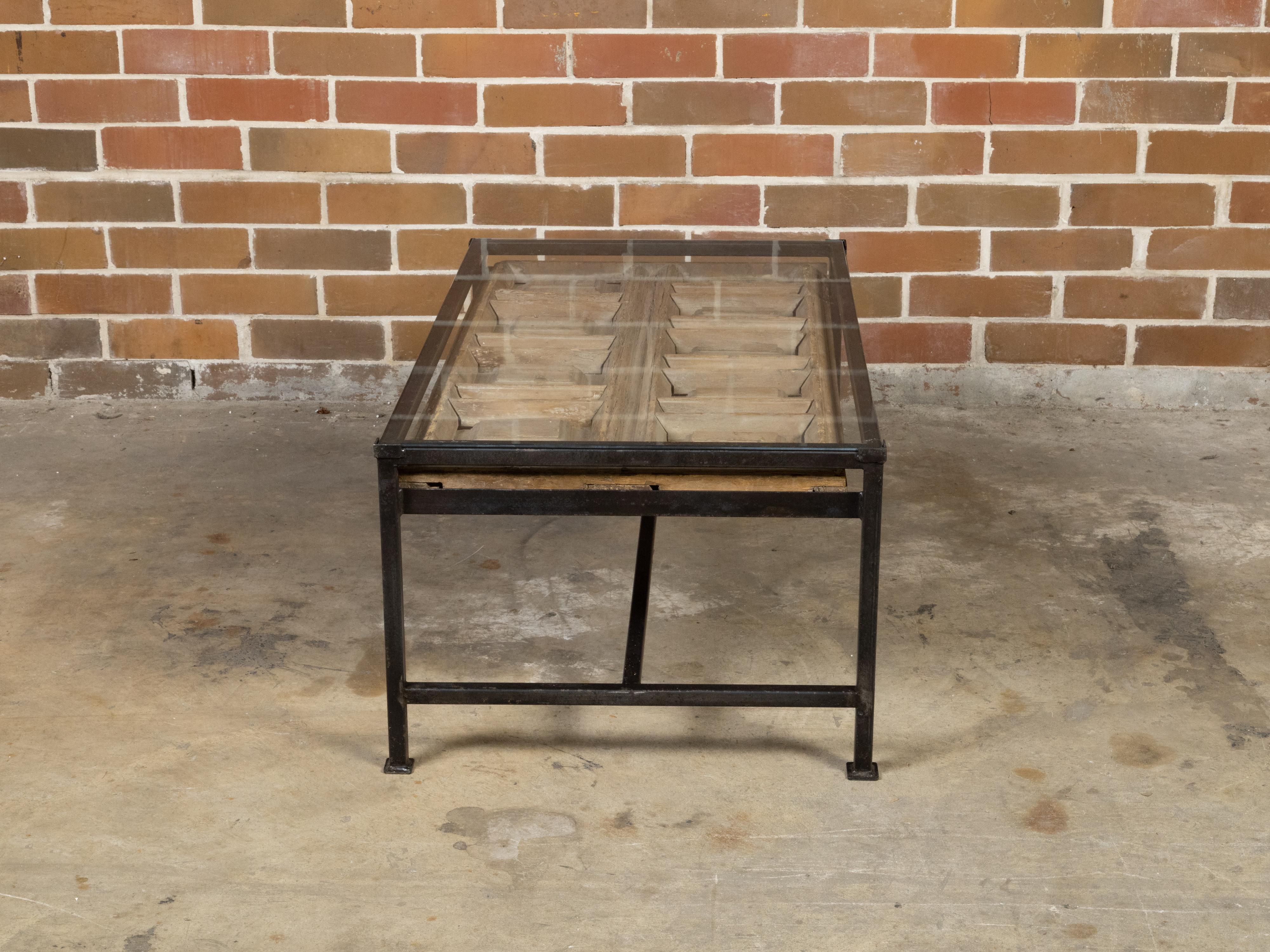 Table basse contemporaine fabriquée à partir d'un fragment de porte antique sur une base en fer sur mesure Bon état - En vente à Atlanta, GA