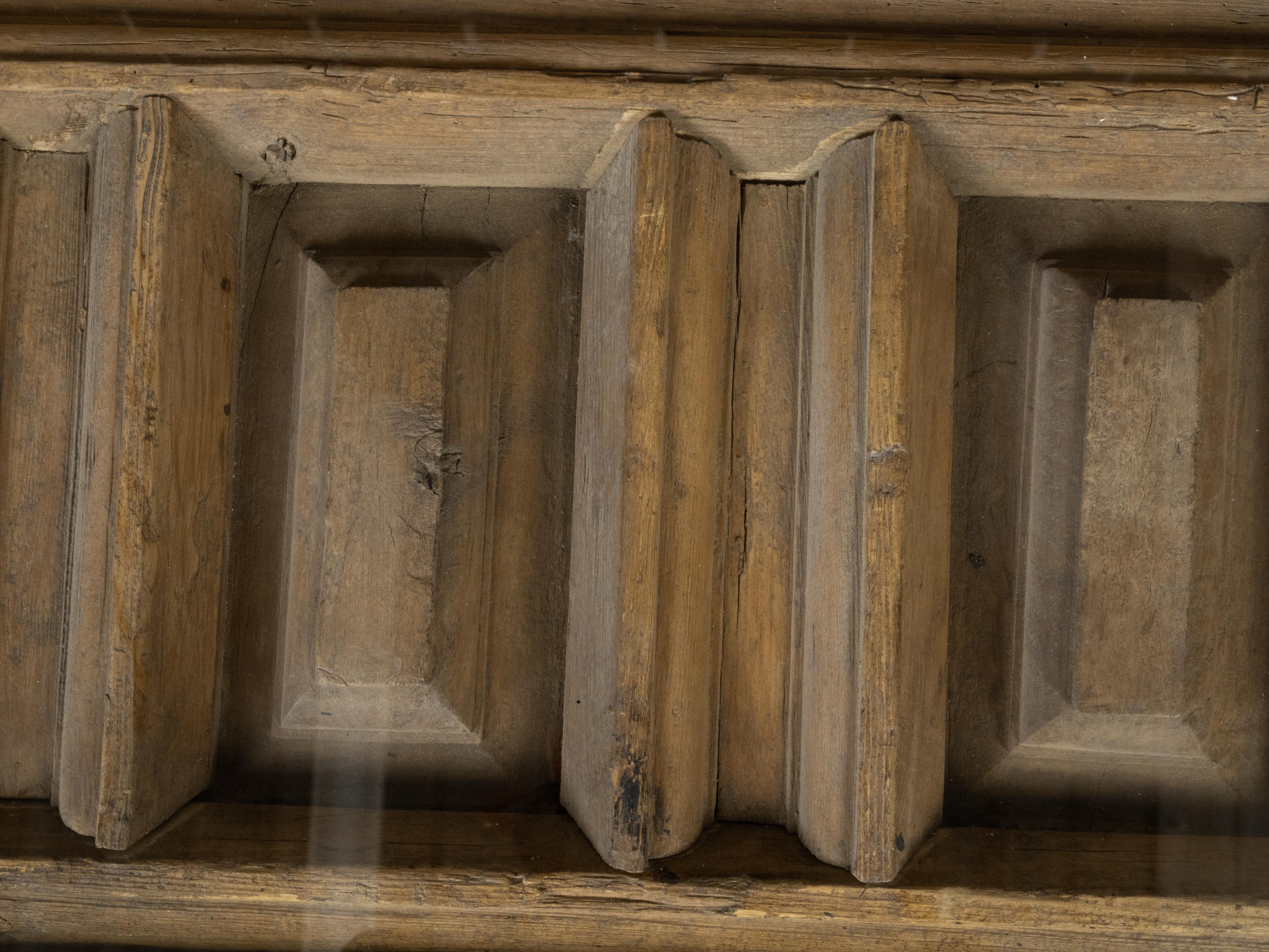 Verre Table basse contemporaine fabriquée avec un fragment de porte ancienne sur une base en fer personnalisée en vente