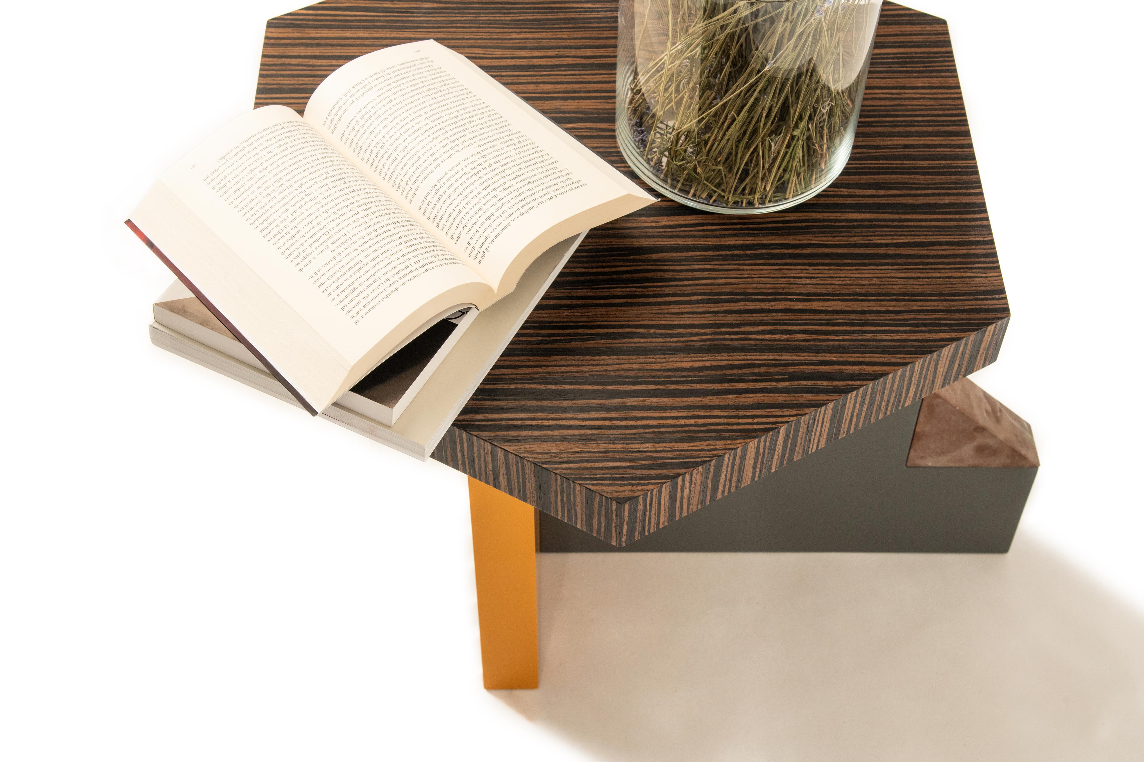 Table basse contemporaine, marbre, bois d'ébène, bandes de miroir, fabriquée à la main en Italie en vente 2