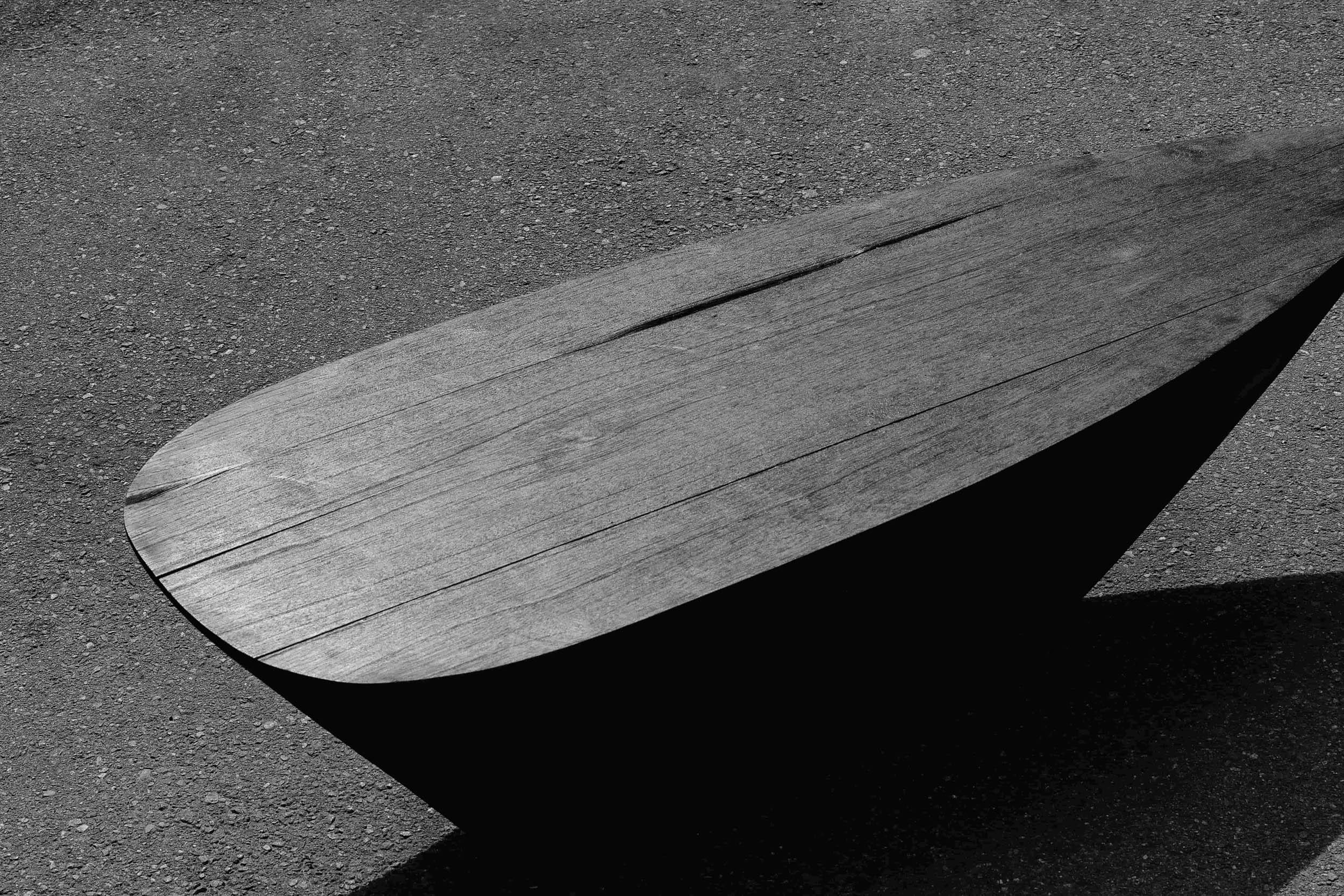 Table basse contemporaine Muna en bois brûlé de Carmworks, personnalisable Neuf - En vente à Paris, FR