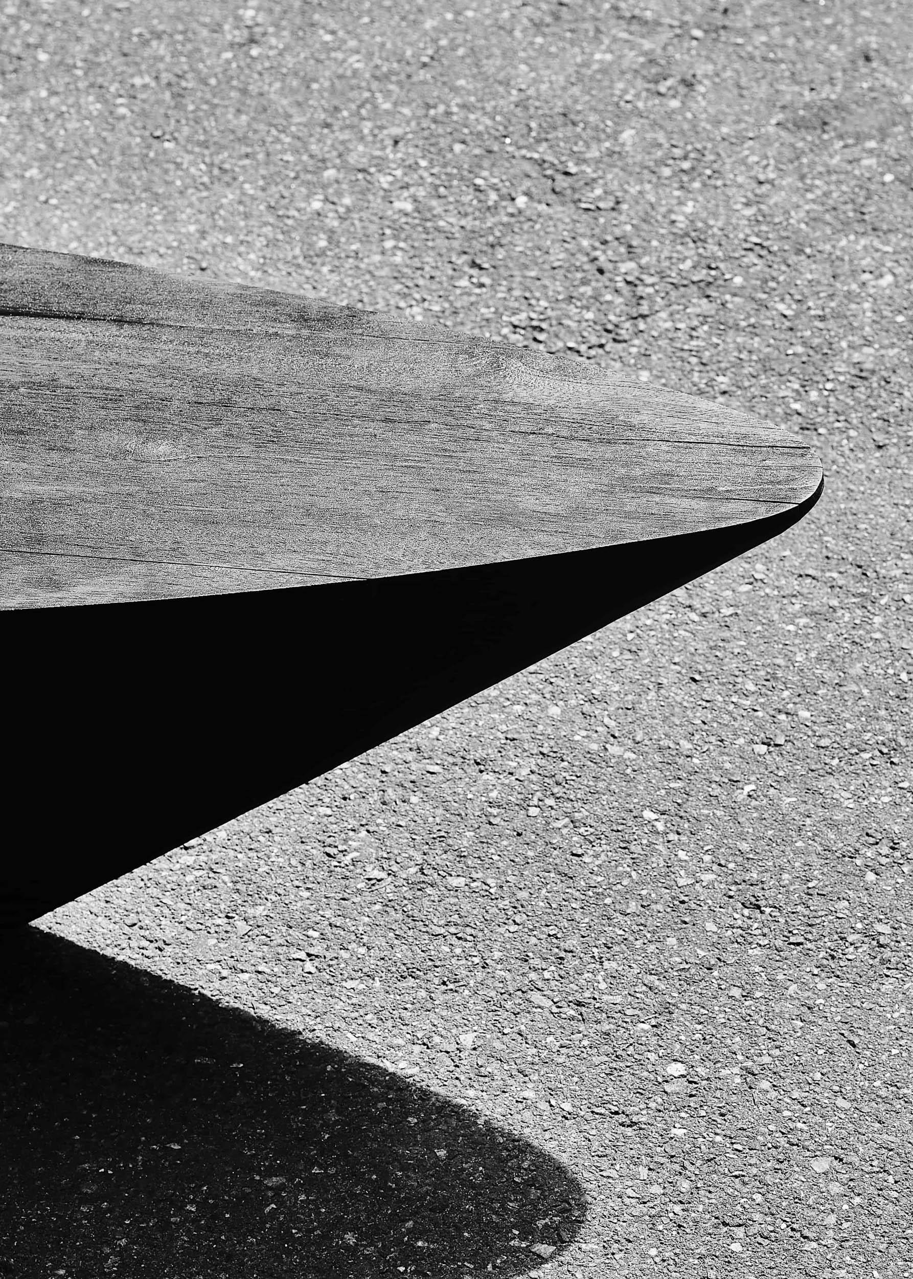 Chêne Table basse contemporaine Muna en bois brûlé de Carmworks, personnalisable en vente