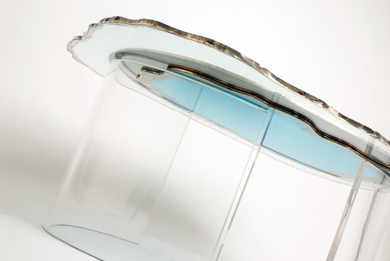 Gem Contemporary Couchtisch mit versilberter Acqua-Glasoberfläche und transparenten Beinen (21. Jahrhundert und zeitgenössisch) im Angebot